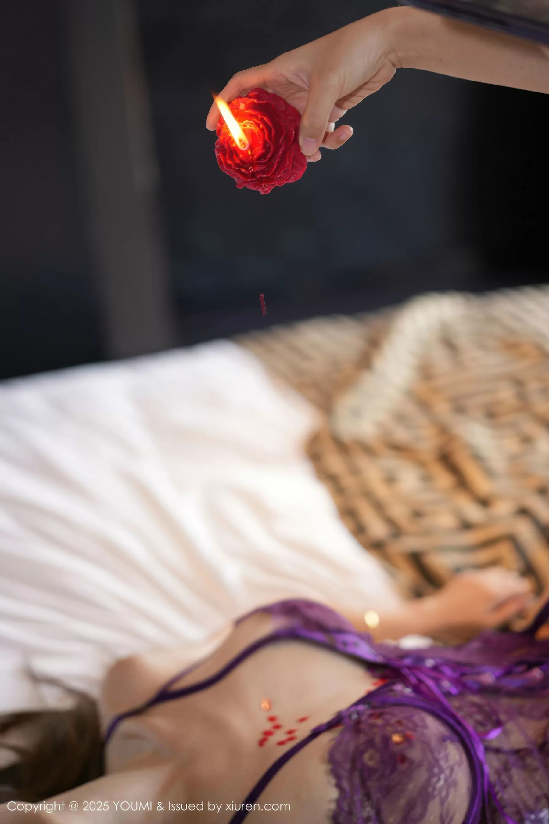 [YouMi尤蜜荟]Vol.1168_模特桃桃·夭夭twins性感OL服饰露紫色情趣内衣秀惹火身材诱惑写真82P