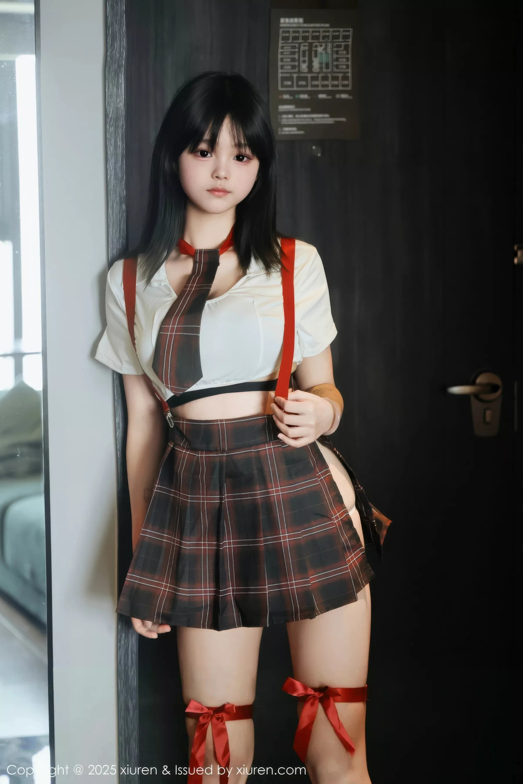 [[XiuRen秀人网]秀人网]No.10774_模特小泠性感短款上衣露黑色内衣配格子裙秀丰满身材诱惑写真58P