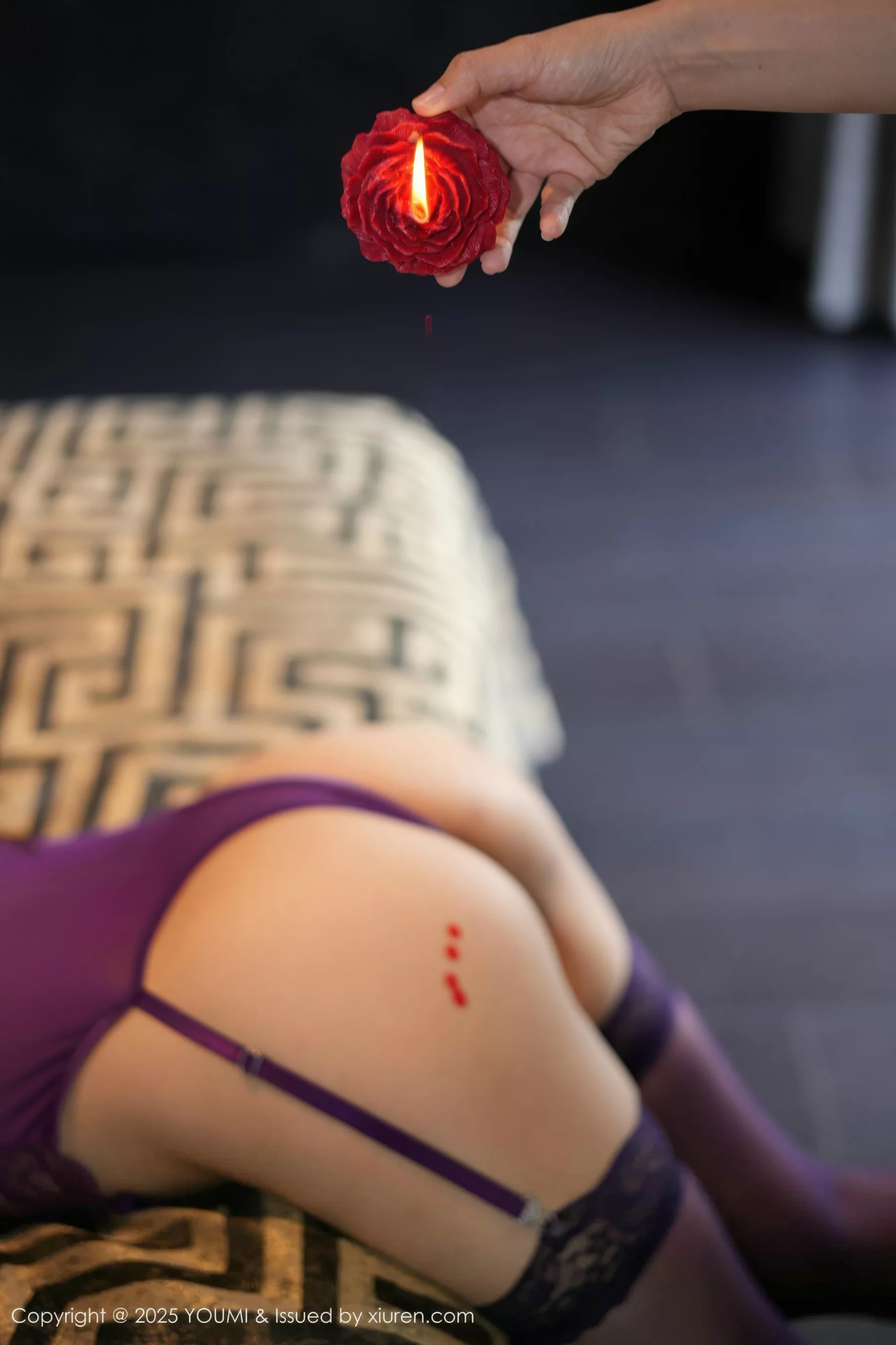 [YouMi尤蜜荟]Vol.1168_模特桃桃·夭夭twins性感OL服饰露紫色情趣内衣秀惹火身材诱惑写真82P