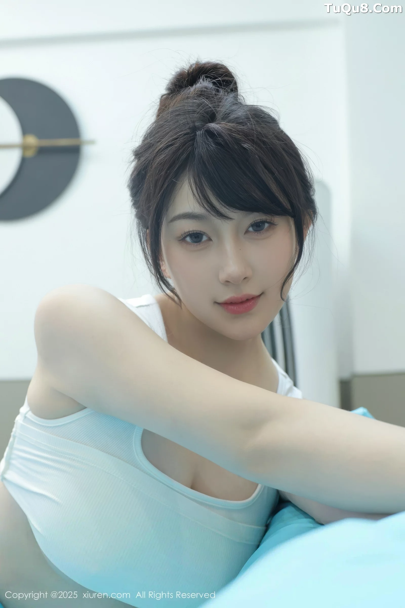 [[XiuRen秀人网]秀人网]No.10676_模特李沁恩lrene性感白色居家上衣配灰色内衣秀丰腴身材诱惑写真70P