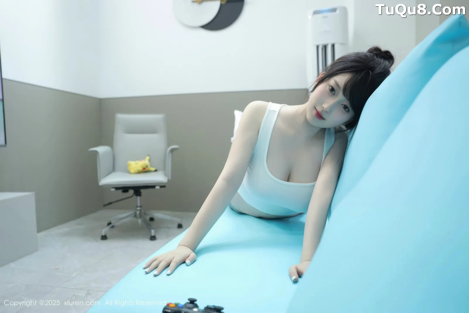 [[XiuRen秀人网]秀人网]No.10676_模特李沁恩lrene性感白色居家上衣配灰色内衣秀丰腴身材诱惑写真70P