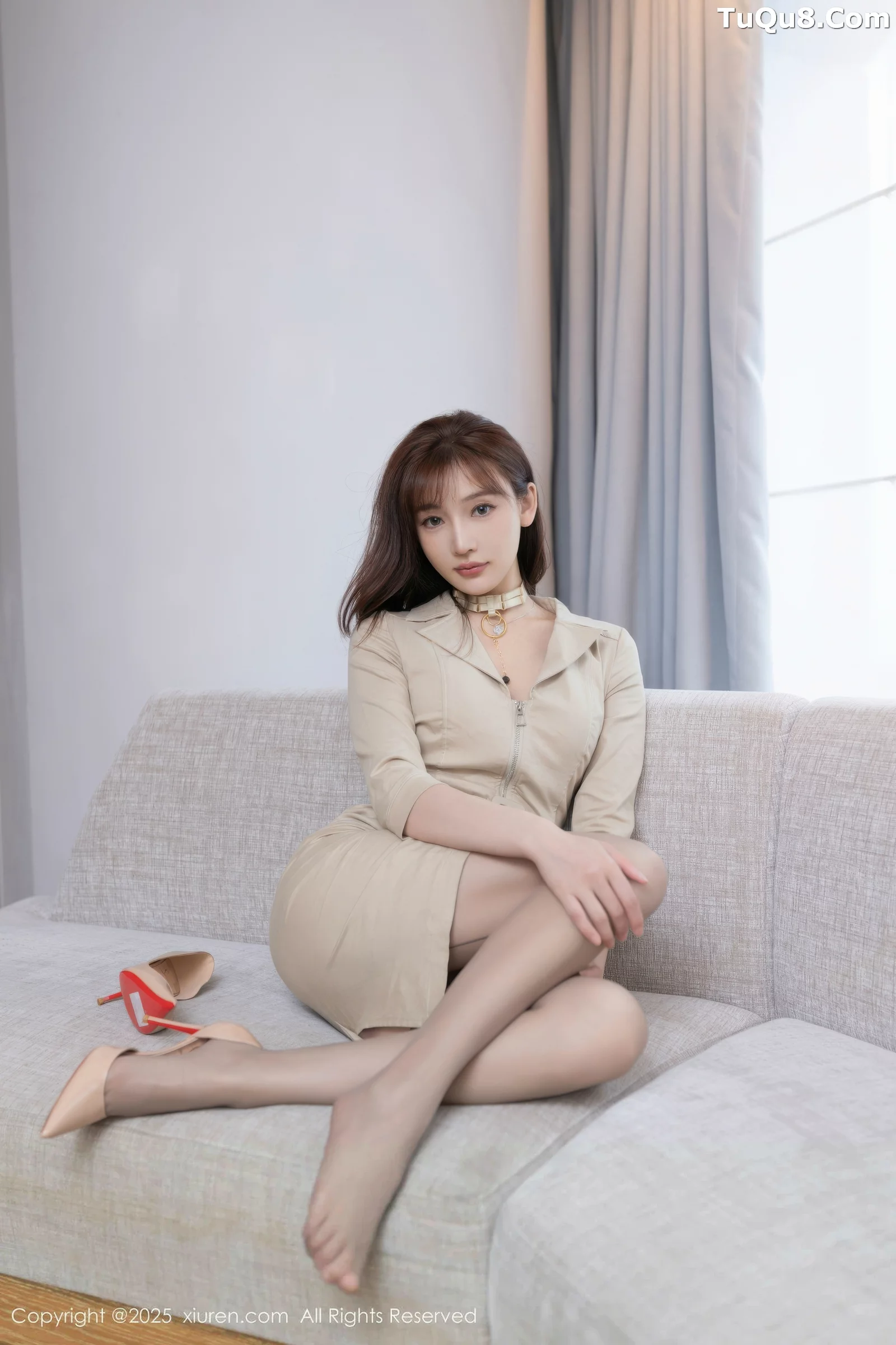 [[XiuRen秀人网]秀人网]No.10677_模特陆萱萱性感浅色连体裙配黑色丝袜秀柔美身姿迷人诱惑写真73P