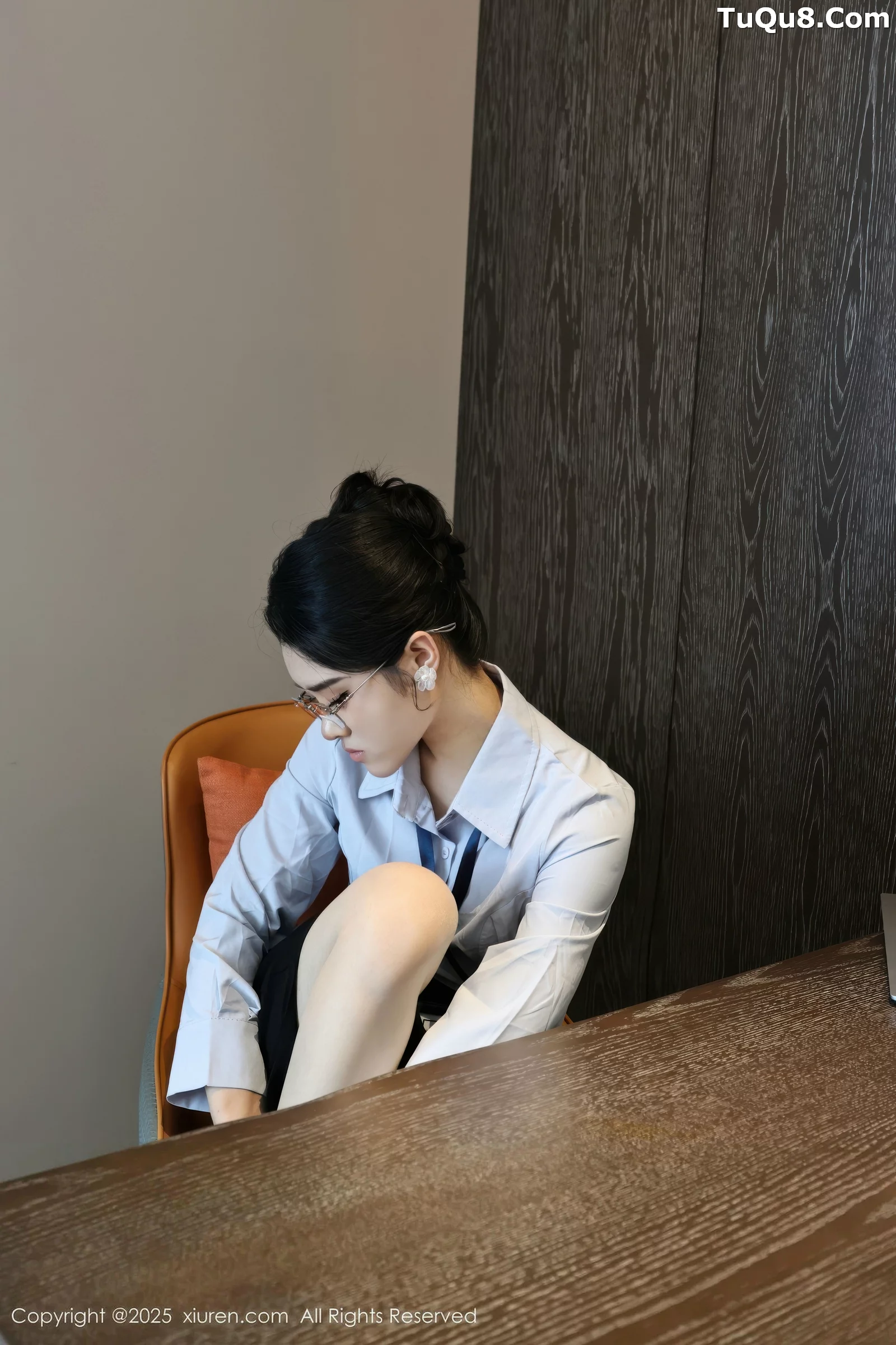 [[XiuRen秀人网]秀人网]No.10674_模特糯梨子性感蓝色衬衫配黑短裙露超薄肉丝秀曼妙身姿诱惑写真60P