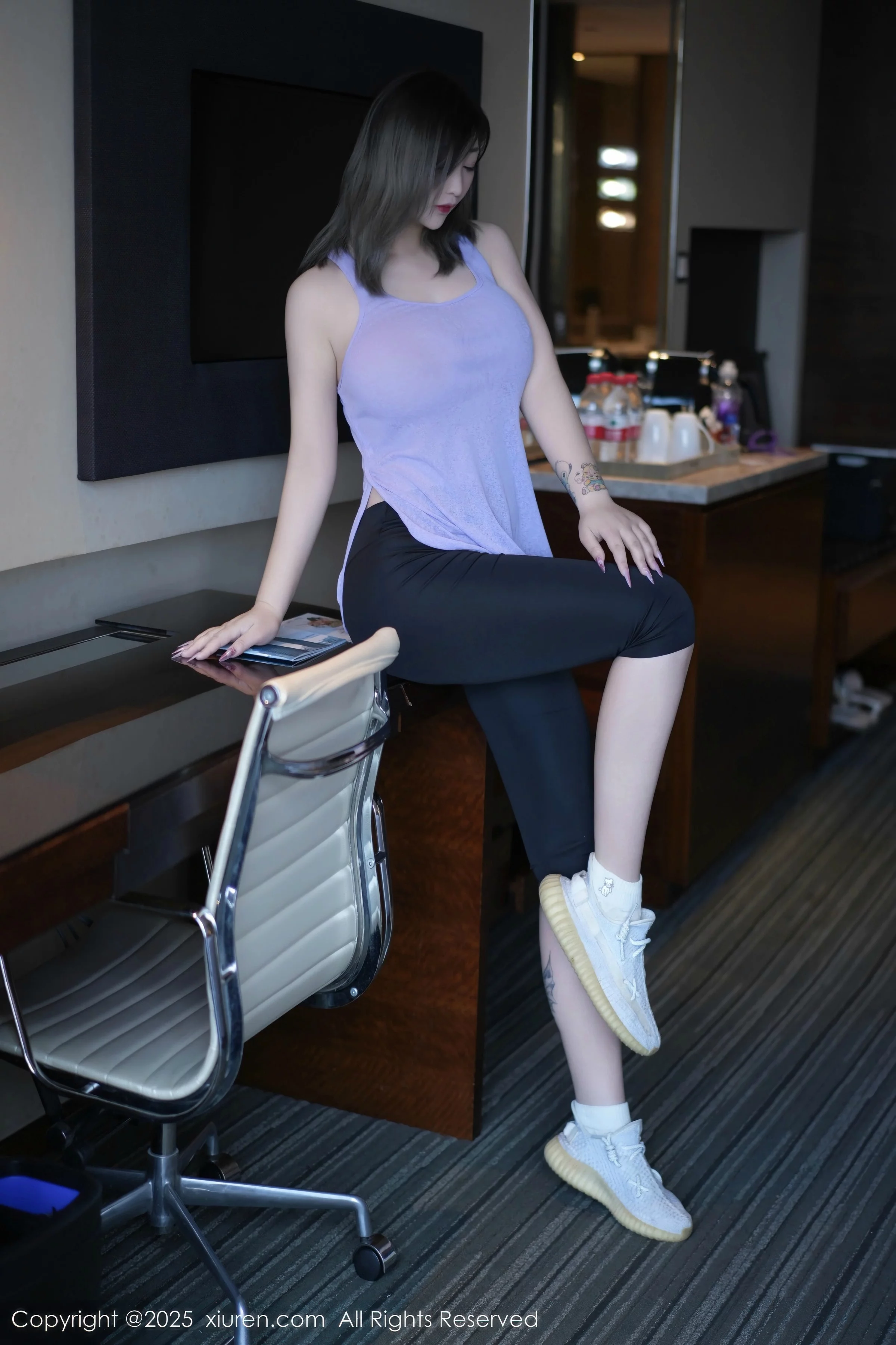 [[XiuRen秀人网]秀人网]No.10682_女神妲己_Toxic性感紫灰色上衣配黑色短裤秀丰满身材诱惑写真52P