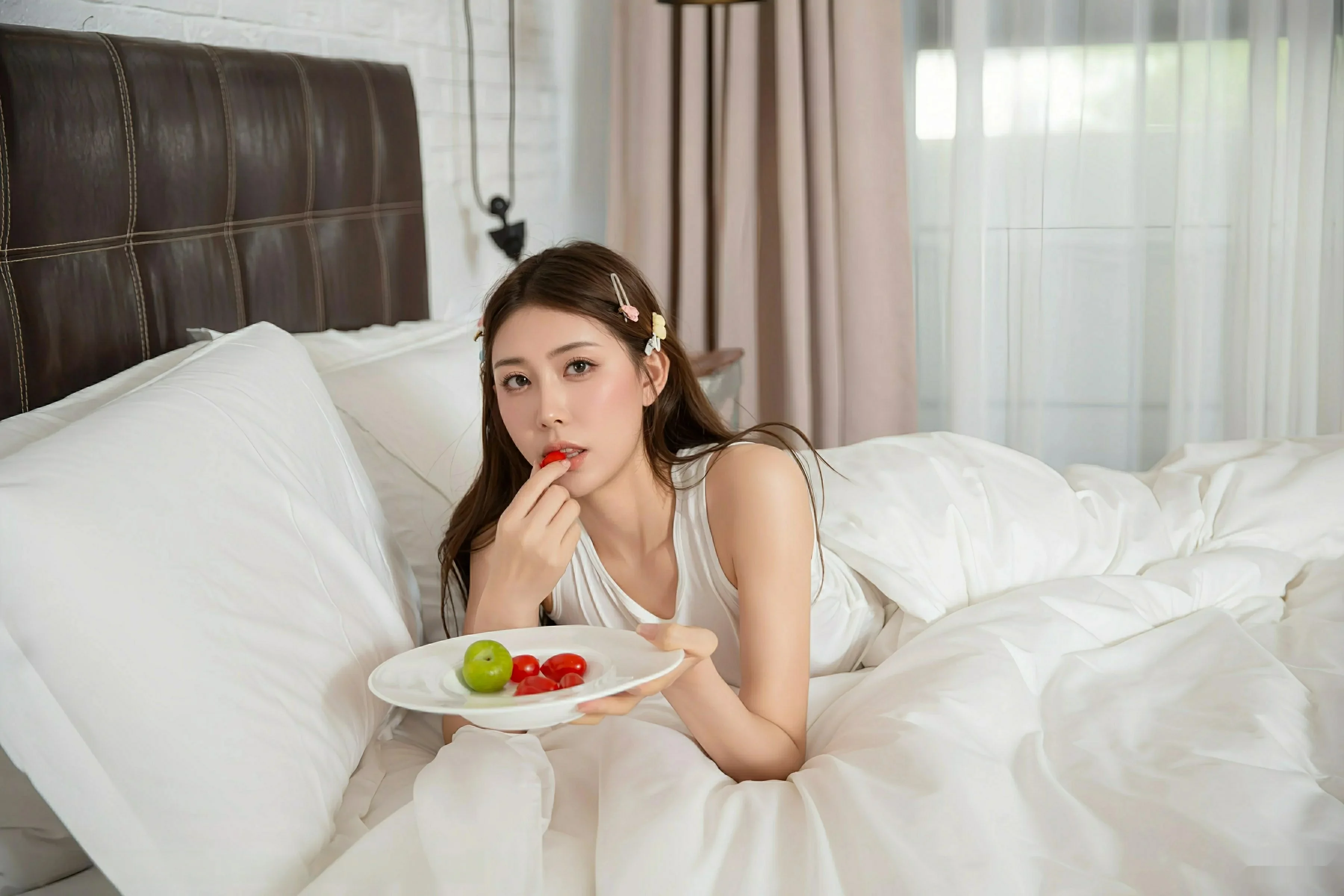 [[XiuRen秀人网]秀人网]No.10679_模特悦兮私房性感白色家居服搭配白色丝袜秀翘臀美腿诱惑写真72P