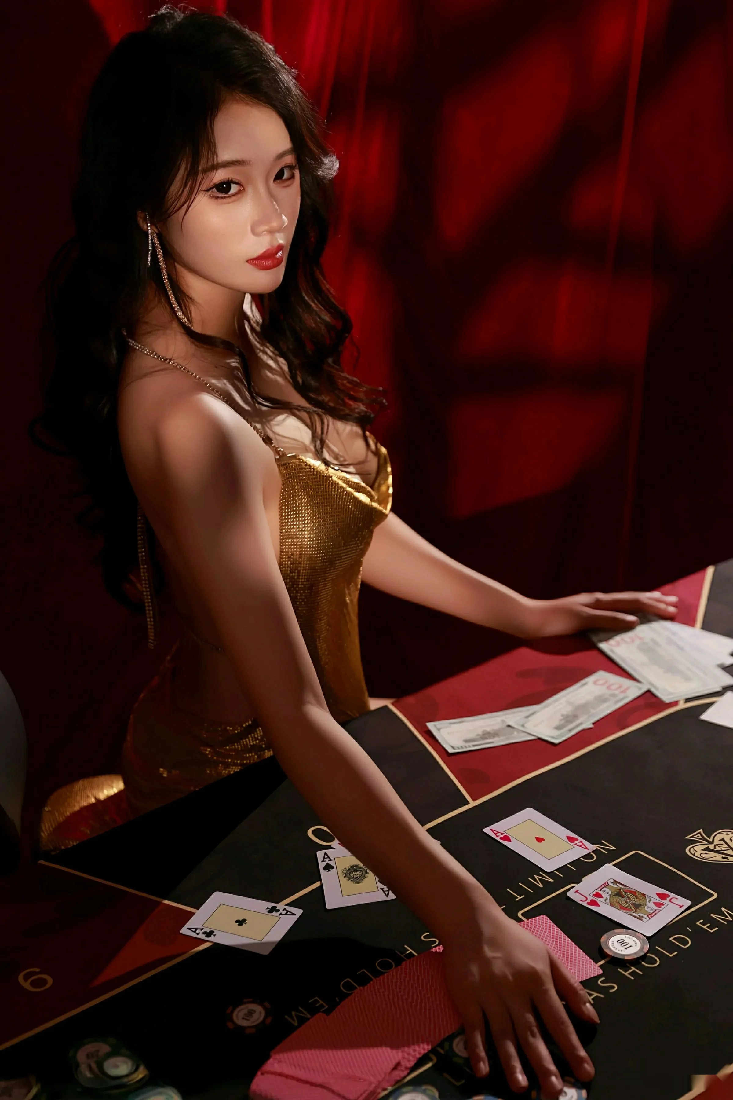 [[XiuRen秀人网]秀人网]No.10681_模特南乔性感金色吊带服饰+红色情趣内衣秀惹火身材撩人诱惑写真70P