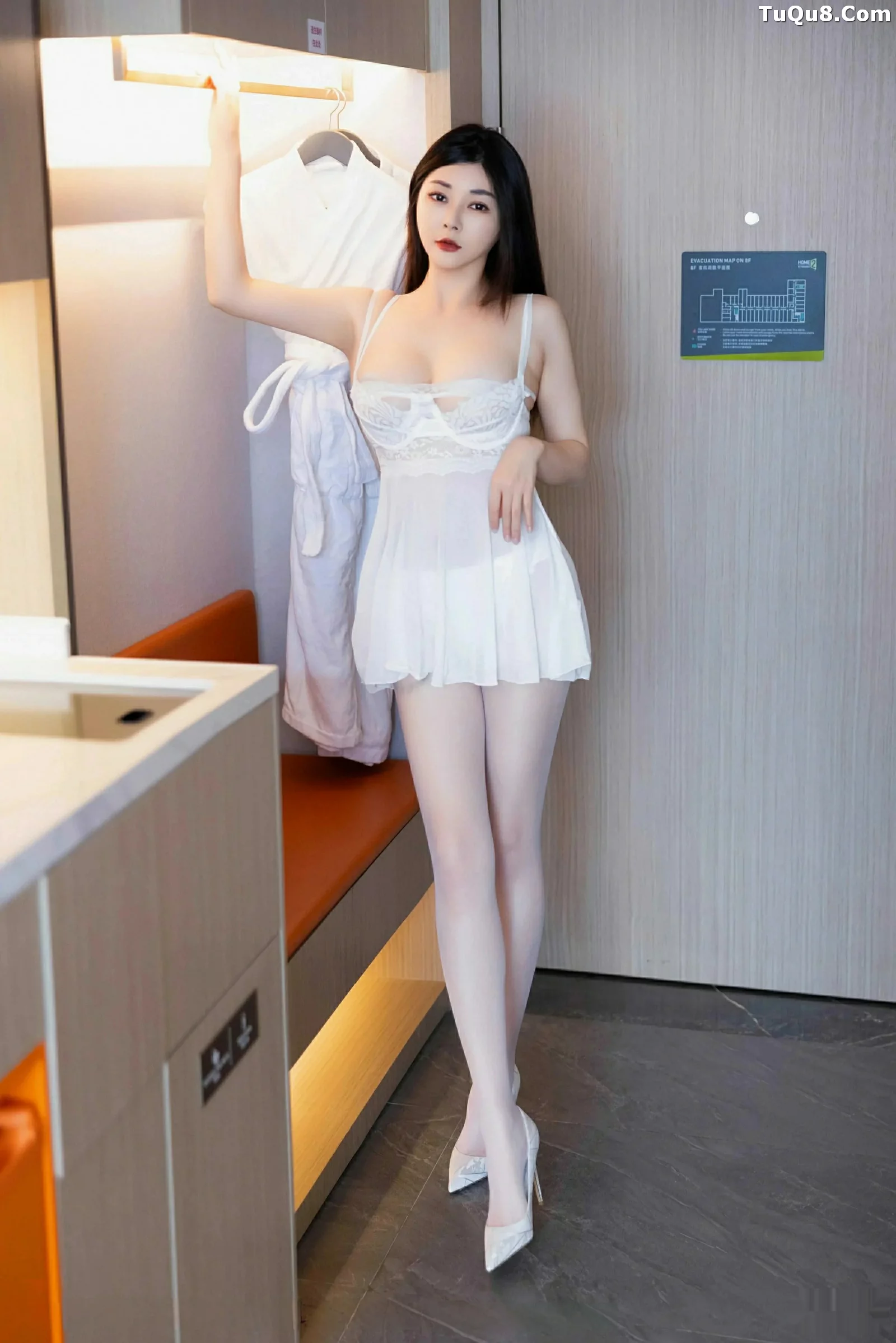 [HuaYang花漾]Vol.644_模特凯竹Quinn蓝色情趣内衣+白色吊带睡衣秀丰腴身材诱惑写真60P