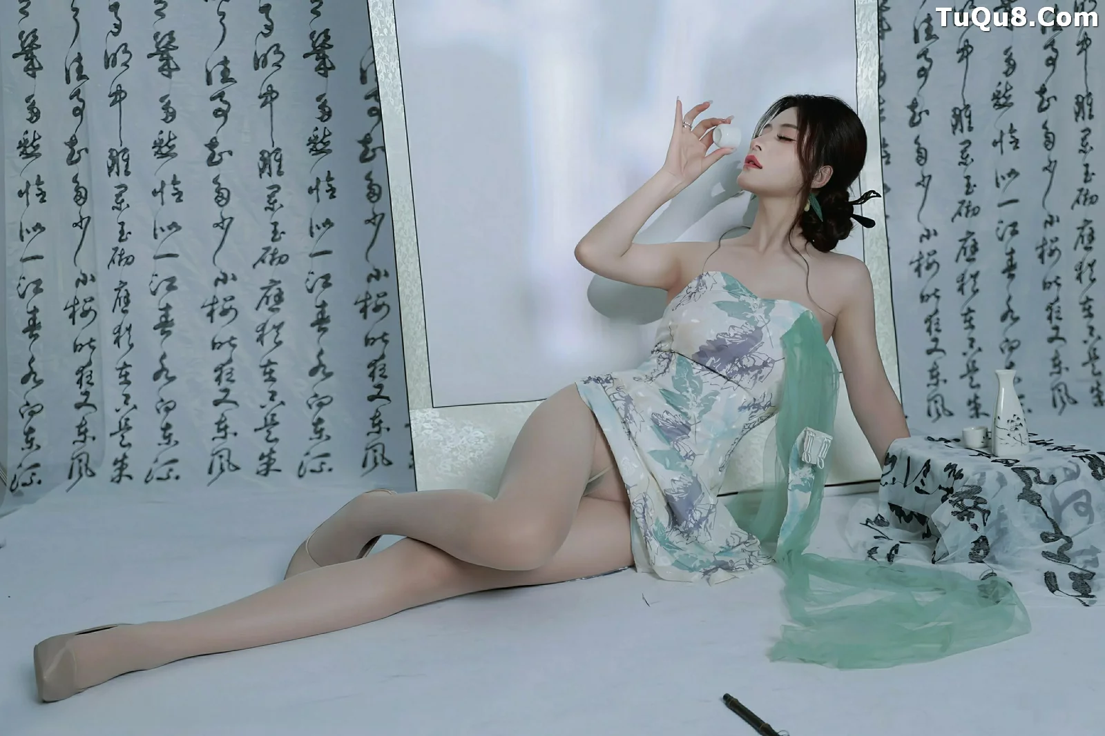 [[XiuRen秀人网]秀人网]No.10694_模特阿依莎性感浅色古风服饰配超薄肉色秀高挑曼妙身材诱惑写真82P