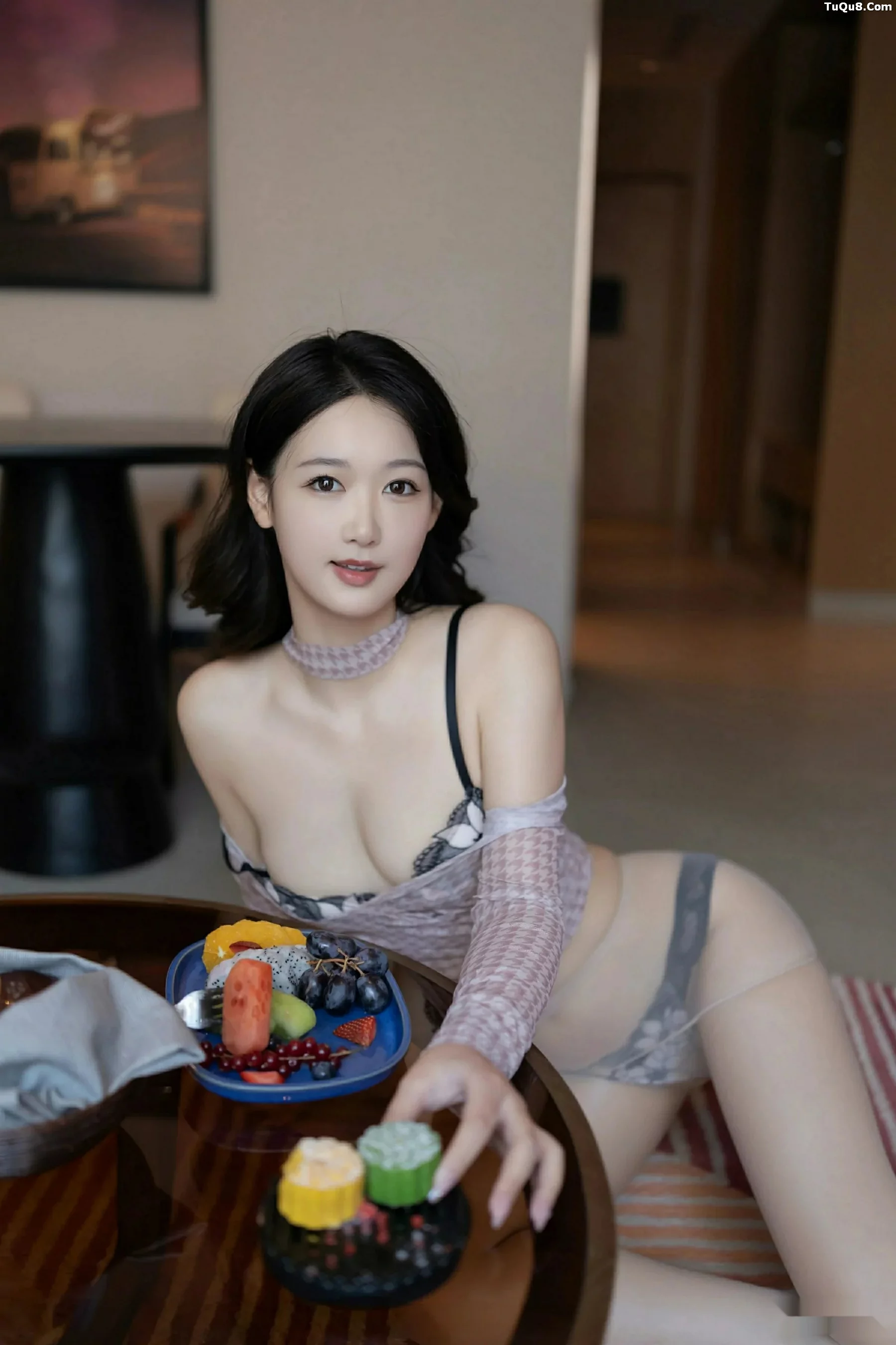 [[XiuRen秀人网]秀人网]No.10795_模特唐安琪性感紫色短裙露黑色内衣配超薄肉丝秀曼妙身姿诱惑写真72P