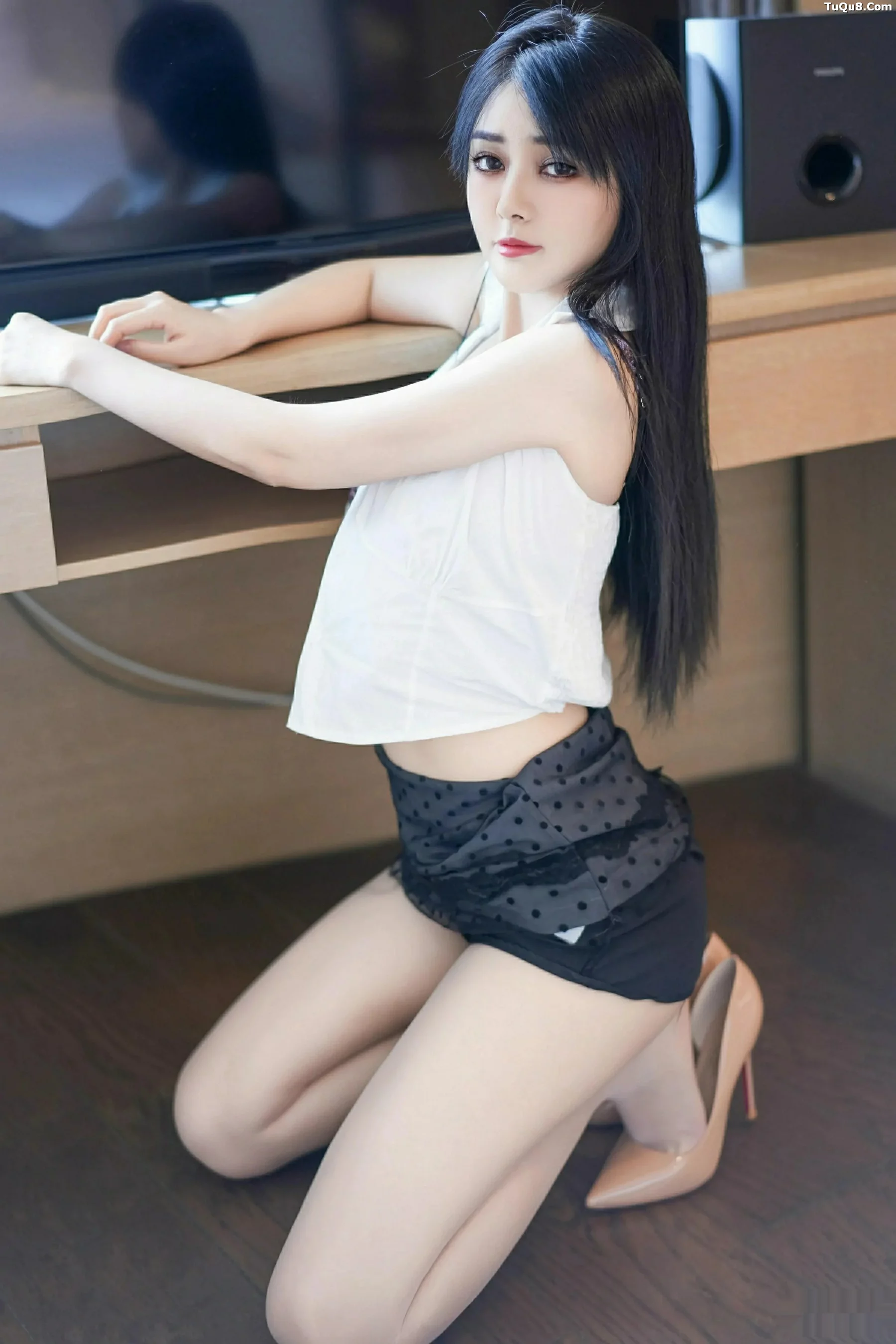 [YouMi尤蜜荟]Vol.1169_模特凯竹Quinn黑色蕾丝波点短裙配白色丝袜秀丰腴身姿诱惑写真69P