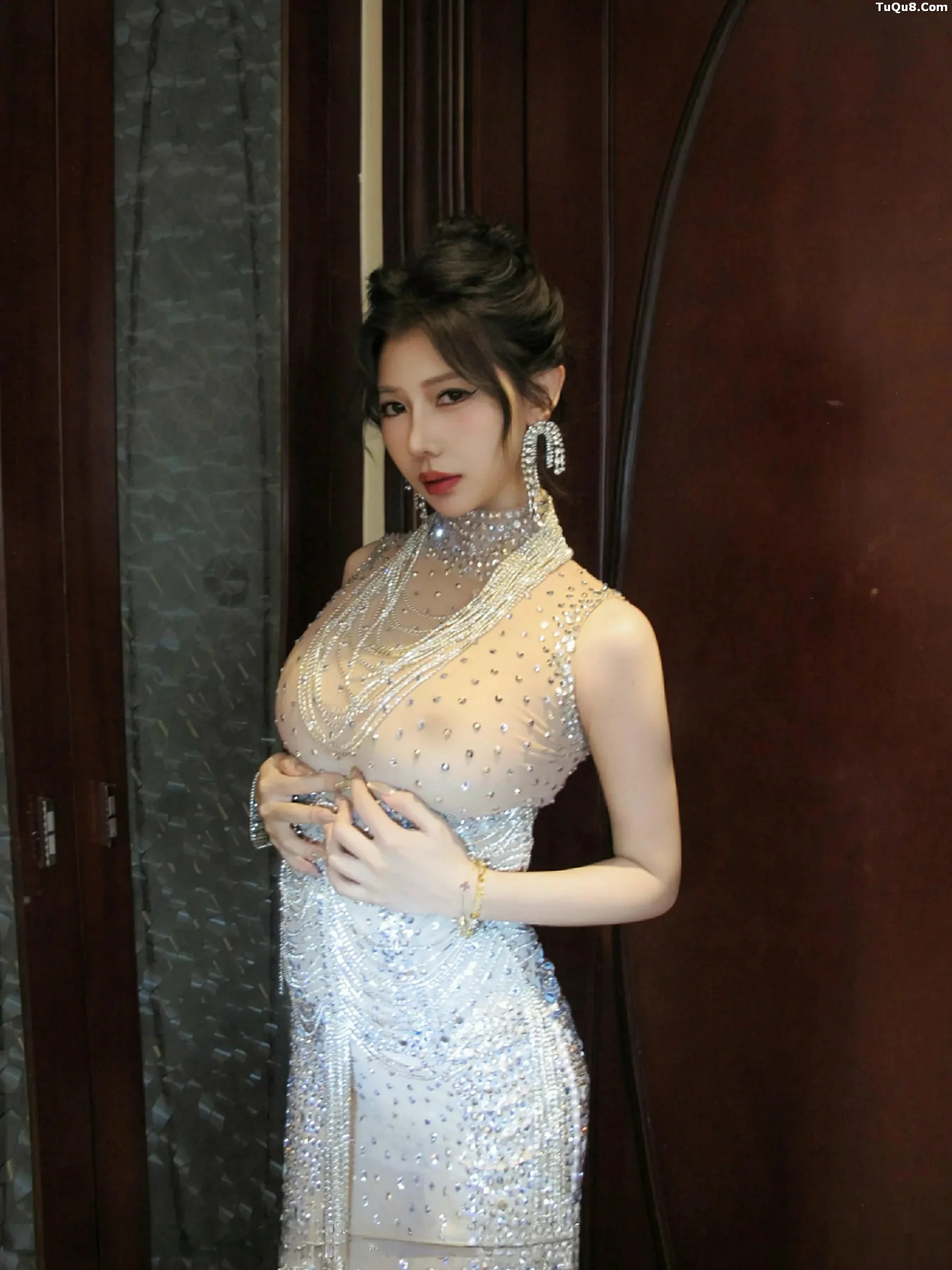 [[XiuRen秀人网]秀人网]No.10802_模特尹甜甜sunny性感薄透闪亮连衣长裙秀完美身材迷人诱惑写真88P