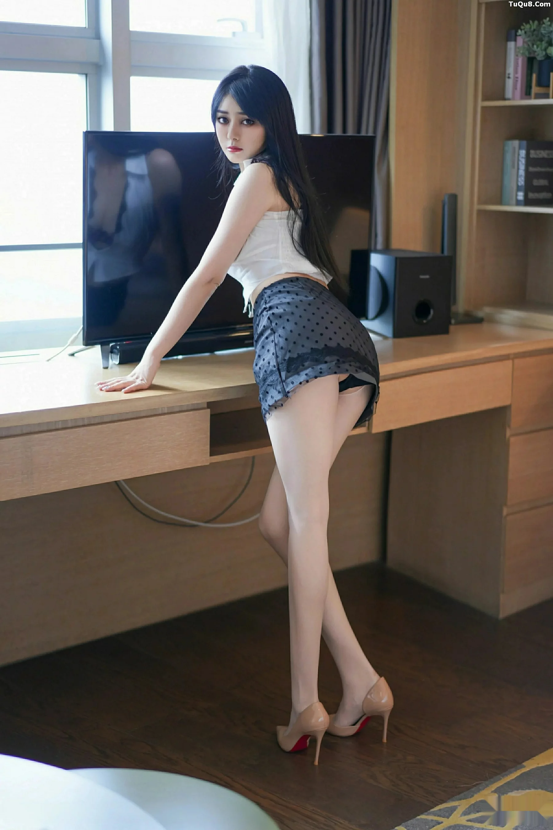 [YouMi尤蜜荟]Vol.1169_模特凯竹Quinn黑色蕾丝波点短裙配白色丝袜秀丰腴身姿诱惑写真69P