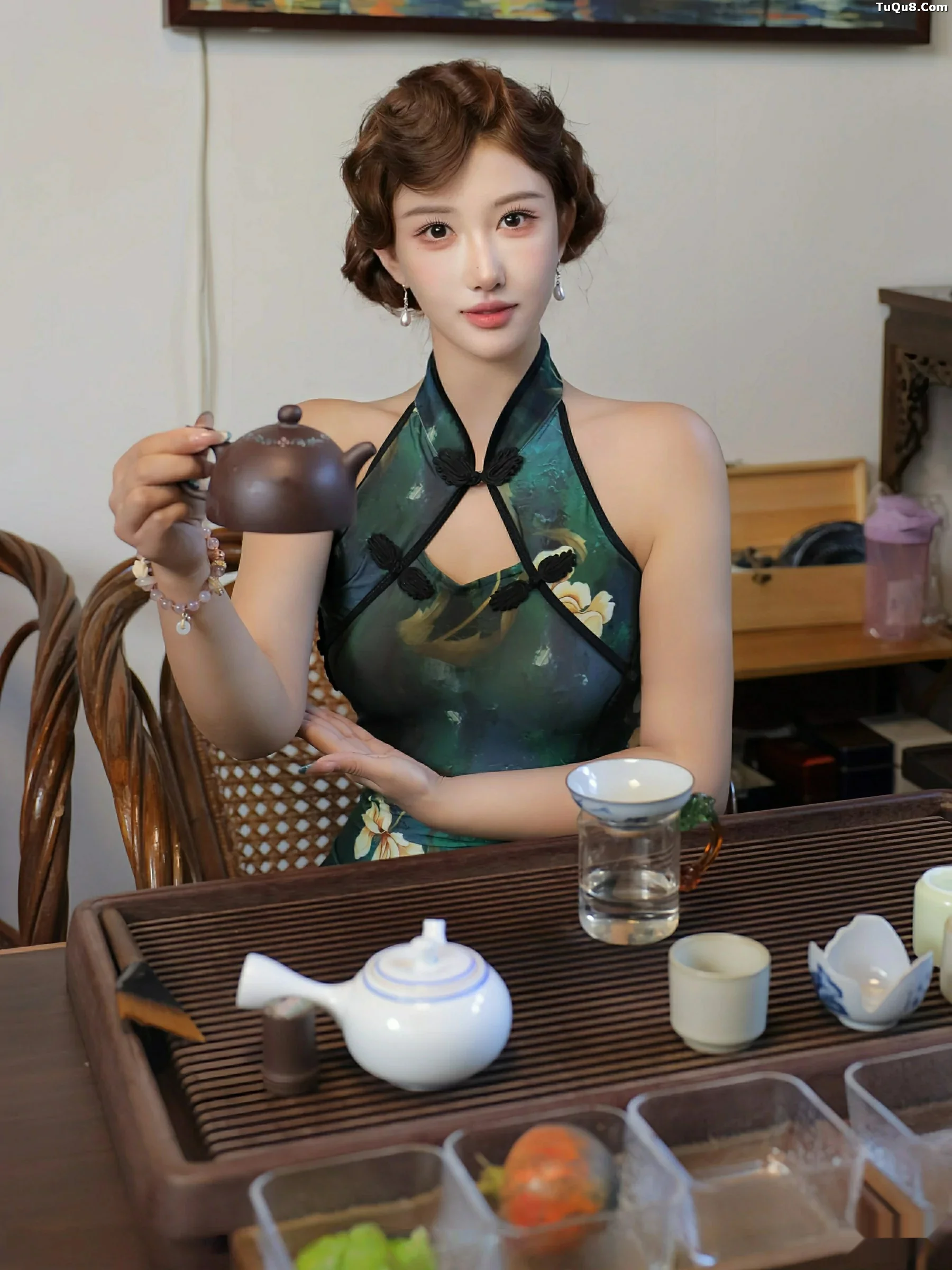 [[XiuRen秀人网]秀人网]No.10815_模特金允希Yuki性感绿色旗袍配超薄肉丝秀丰腴身材迷人诱惑写真78P