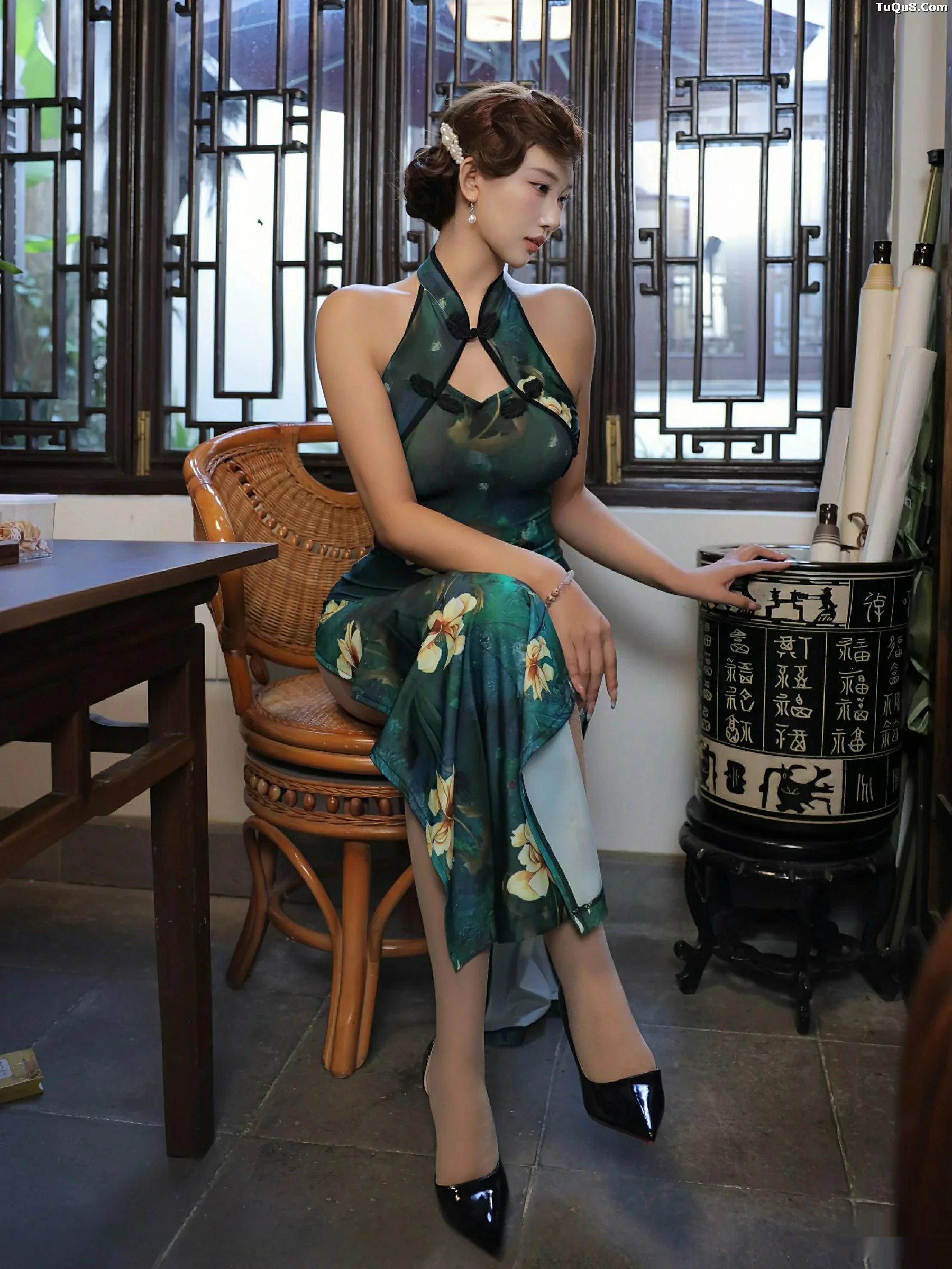 [[XiuRen秀人网]秀人网]No.10815_模特金允希Yuki性感绿色旗袍配超薄肉丝秀丰腴身材迷人诱惑写真78P