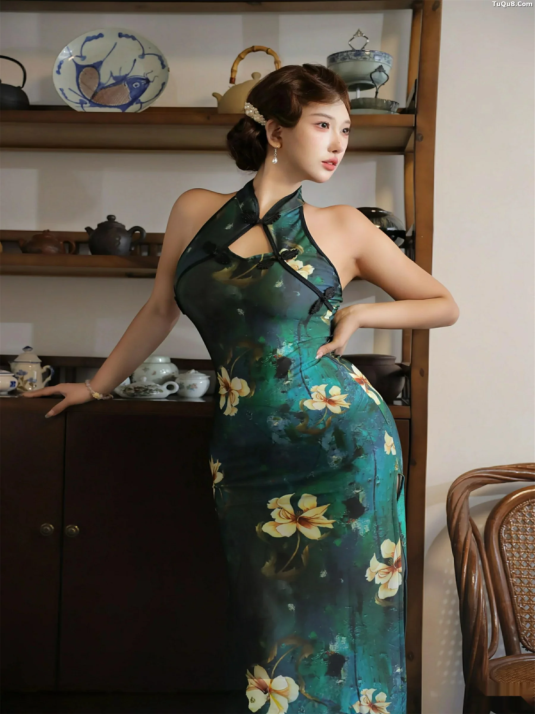 [[XiuRen秀人网]秀人网]No.10815_模特金允希Yuki性感绿色旗袍配超薄肉丝秀丰腴身材迷人诱惑写真78P
