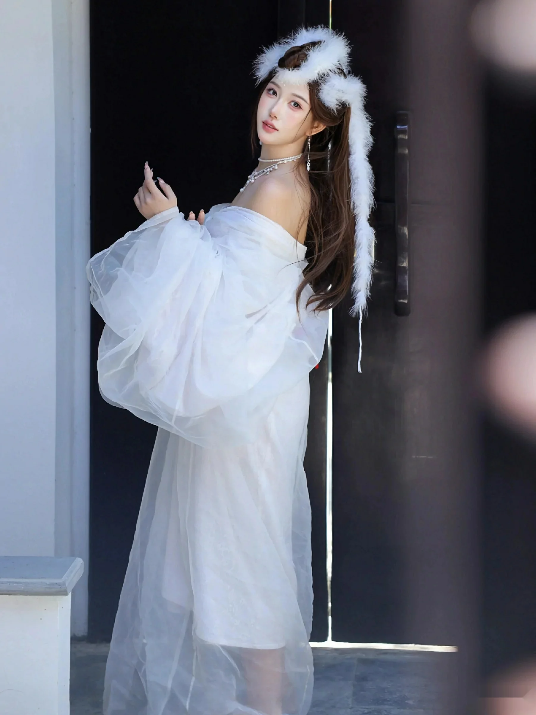 [[XiuRen秀人网]秀人网]No.10843_模特金允希Yuki性感白色锦毛鼠装扮低胸秀丰腴身材完美诱惑写真78P