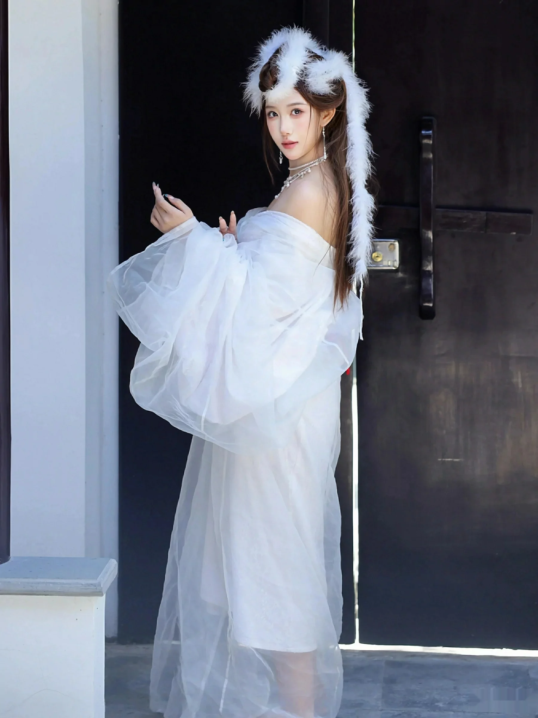 [[XiuRen秀人网]秀人网]No.10843_模特金允希Yuki性感白色锦毛鼠装扮低胸秀丰腴身材完美诱惑写真78P