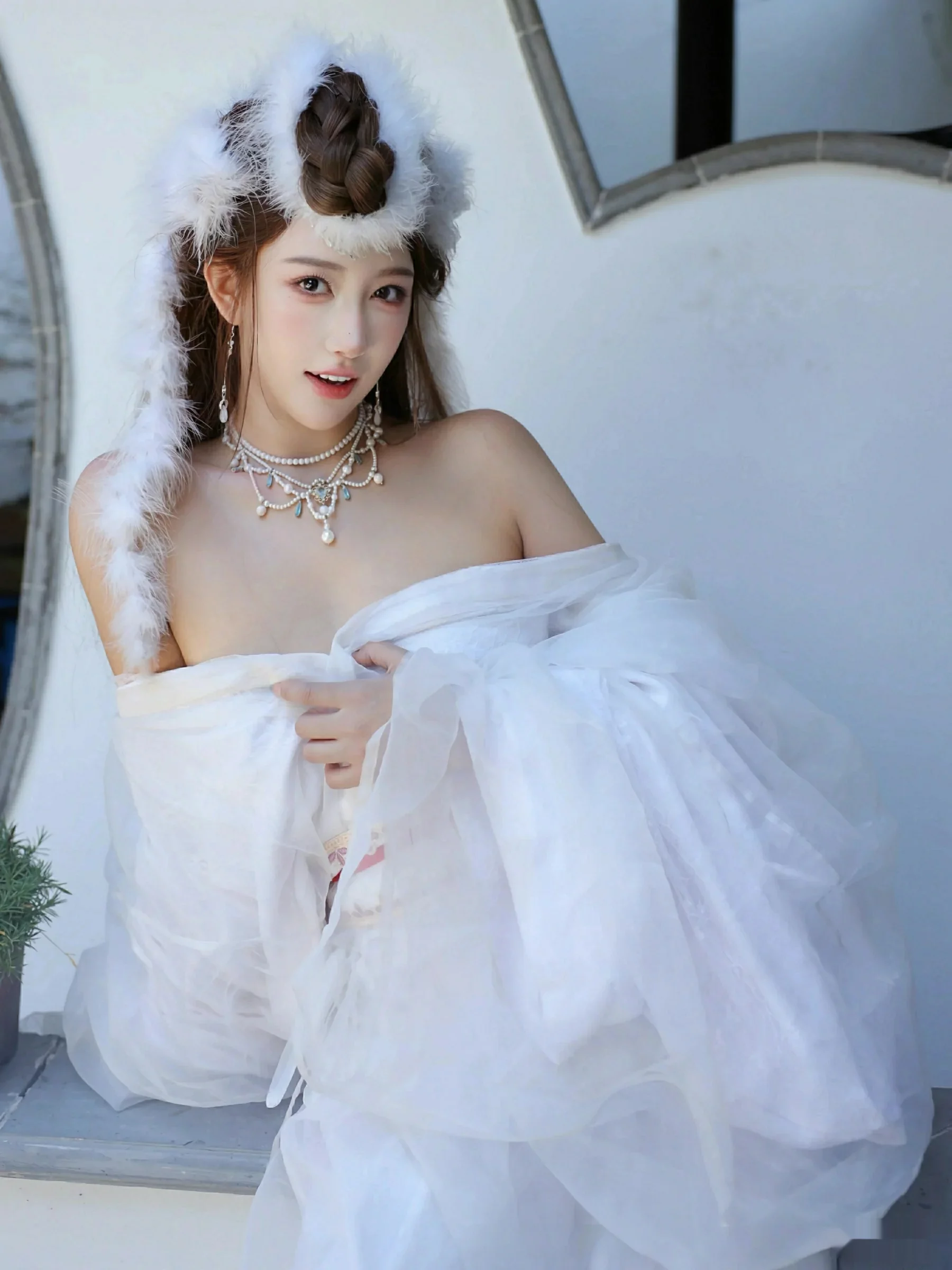 [[XiuRen秀人网]秀人网]No.10843_模特金允希Yuki性感白色锦毛鼠装扮低胸秀丰腴身材完美诱惑写真78P