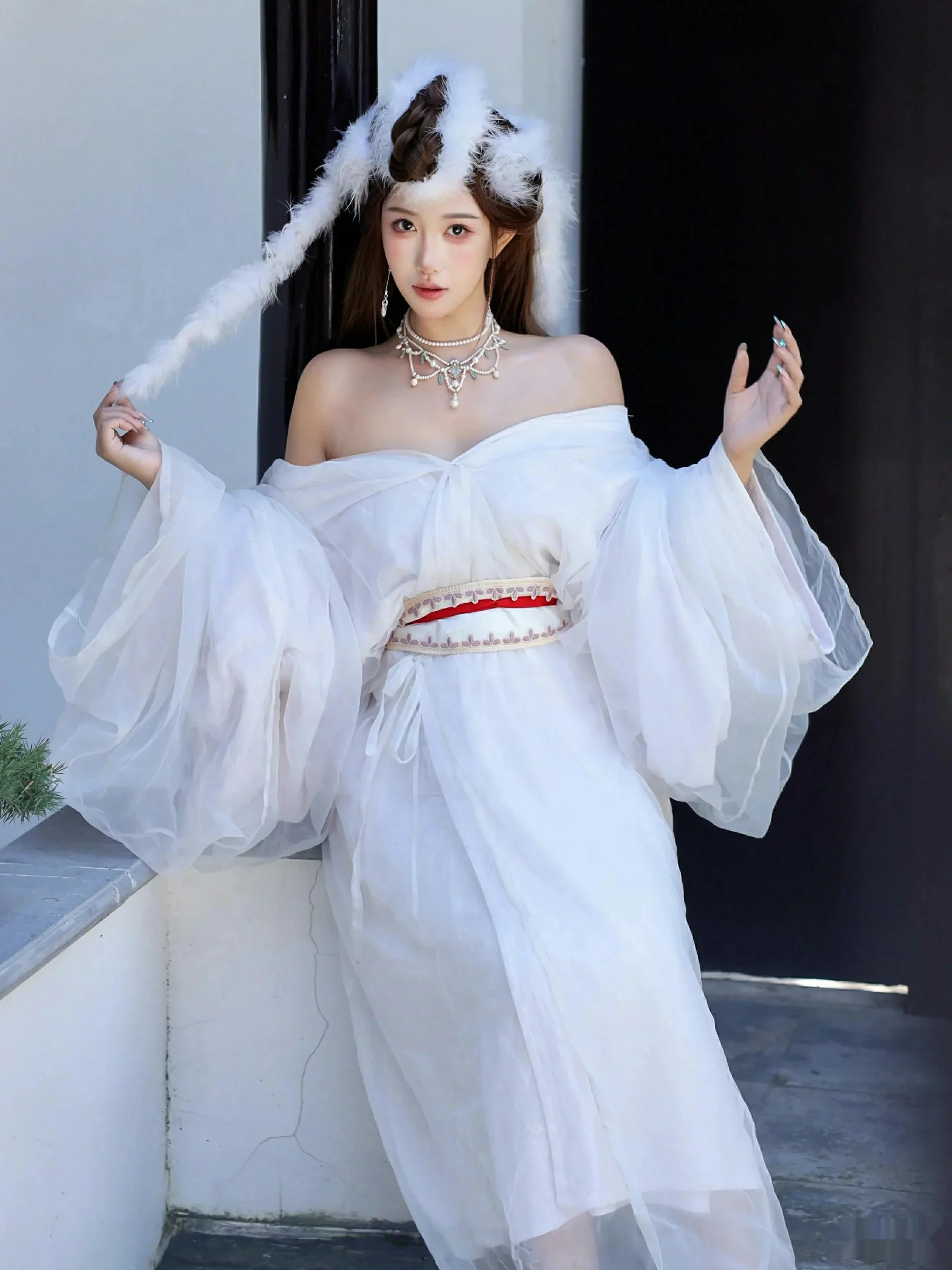 [[XiuRen秀人网]秀人网]No.10843_模特金允希Yuki性感白色锦毛鼠装扮低胸秀丰腴身材完美诱惑写真78P