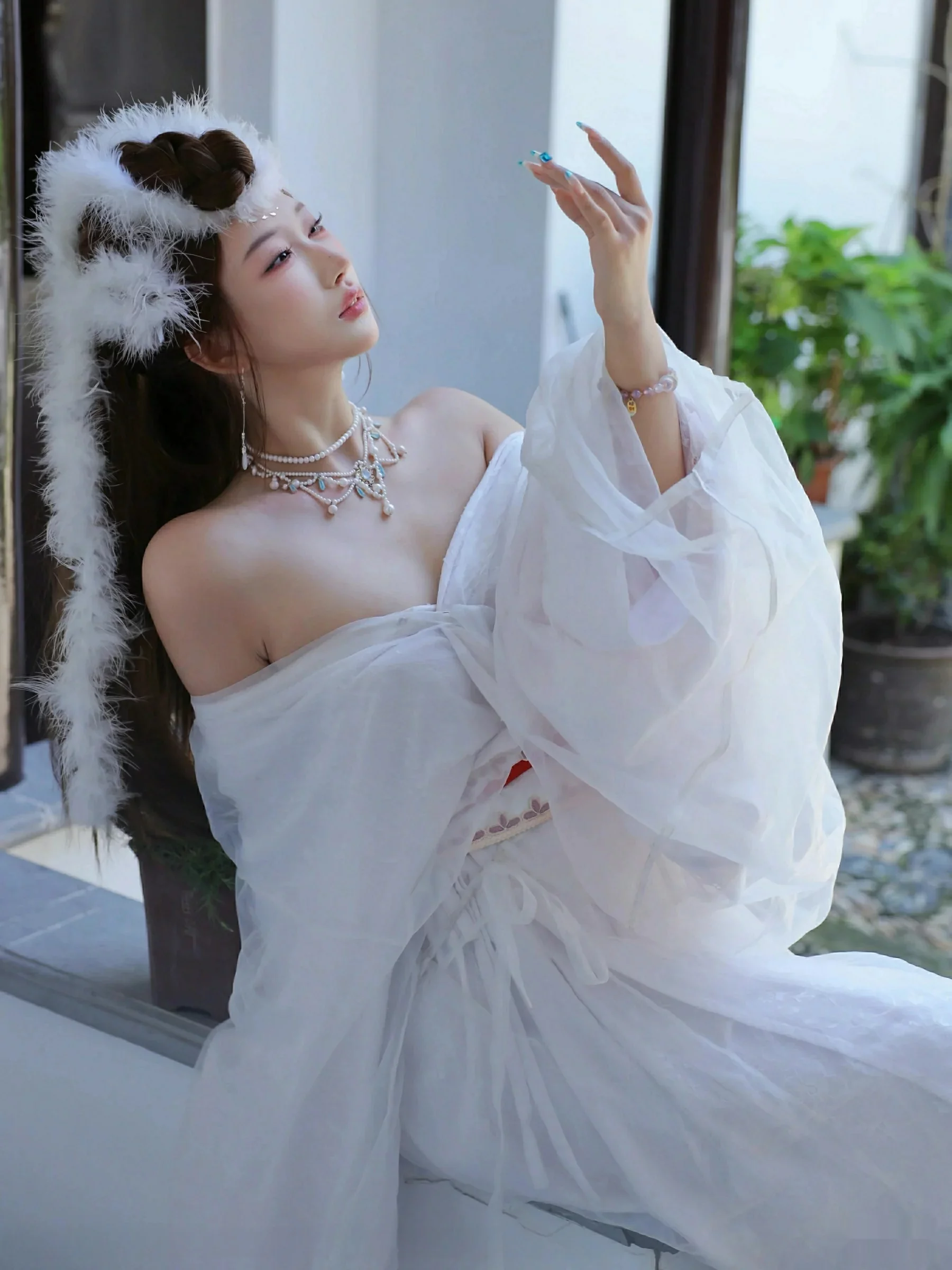 [[XiuRen秀人网]秀人网]No.10843_模特金允希Yuki性感白色锦毛鼠装扮低胸秀丰腴身材完美诱惑写真78P