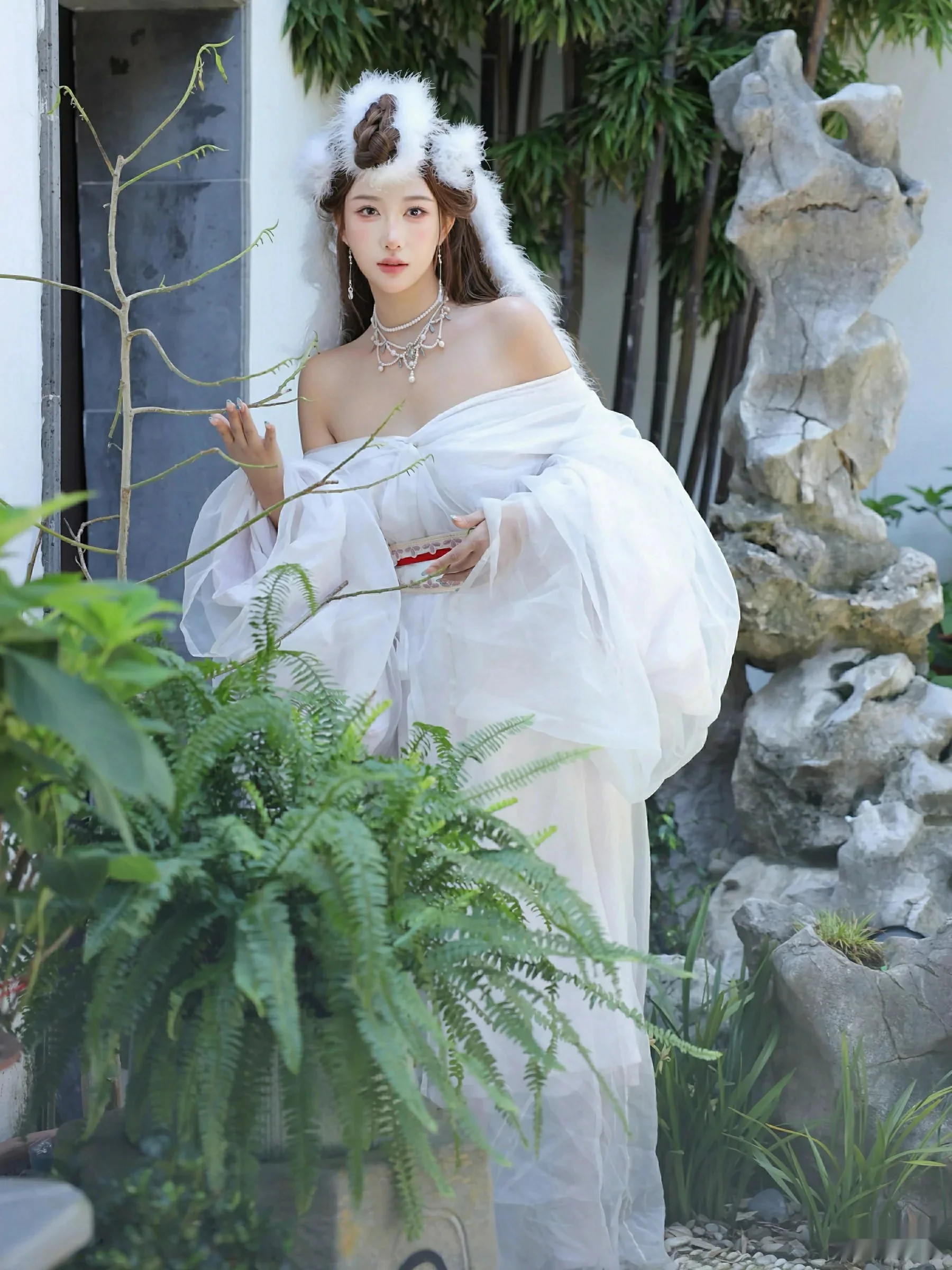 [[XiuRen秀人网]秀人网]No.10843_模特金允希Yuki性感白色锦毛鼠装扮低胸秀丰腴身材完美诱惑写真78P