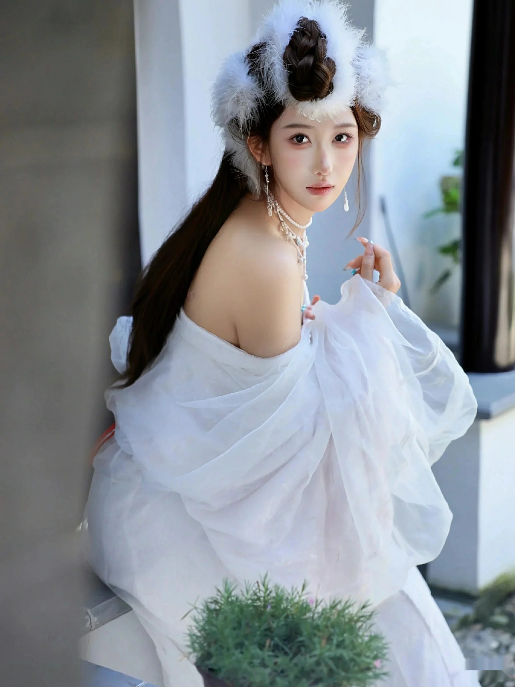 [[XiuRen秀人网]秀人网]No.10843_模特金允希Yuki性感白色锦毛鼠装扮低胸秀丰腴身材完美诱惑写真78P