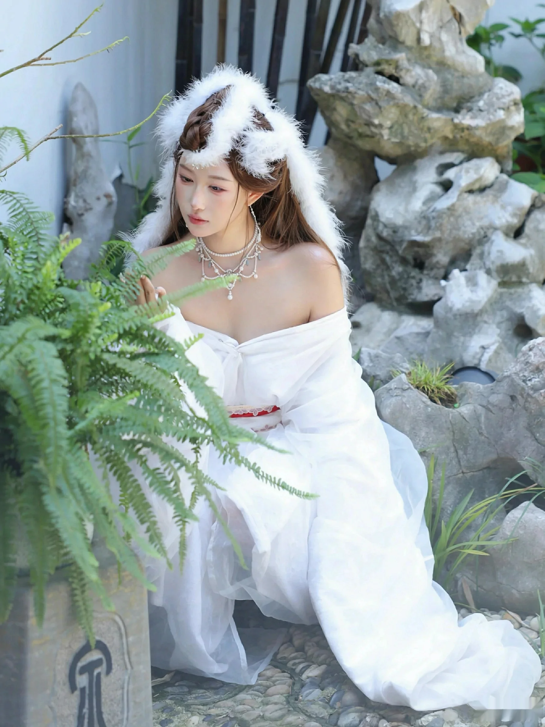 [[XiuRen秀人网]秀人网]No.10843_模特金允希Yuki性感白色锦毛鼠装扮低胸秀丰腴身材完美诱惑写真78P