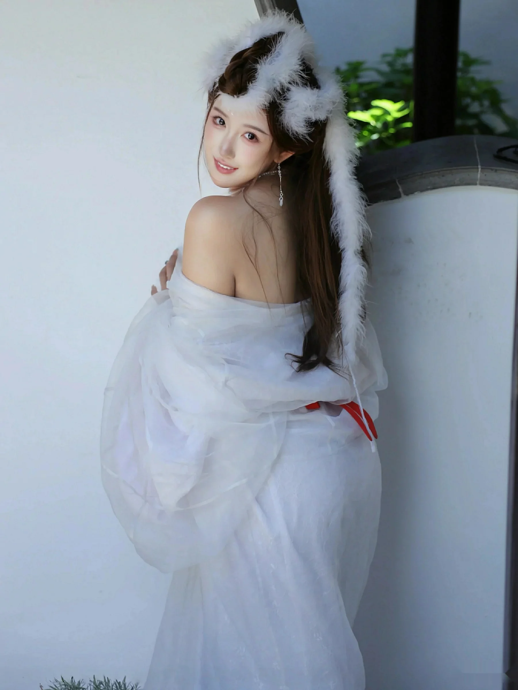 [[XiuRen秀人网]秀人网]No.10843_模特金允希Yuki性感白色锦毛鼠装扮低胸秀丰腴身材完美诱惑写真78P