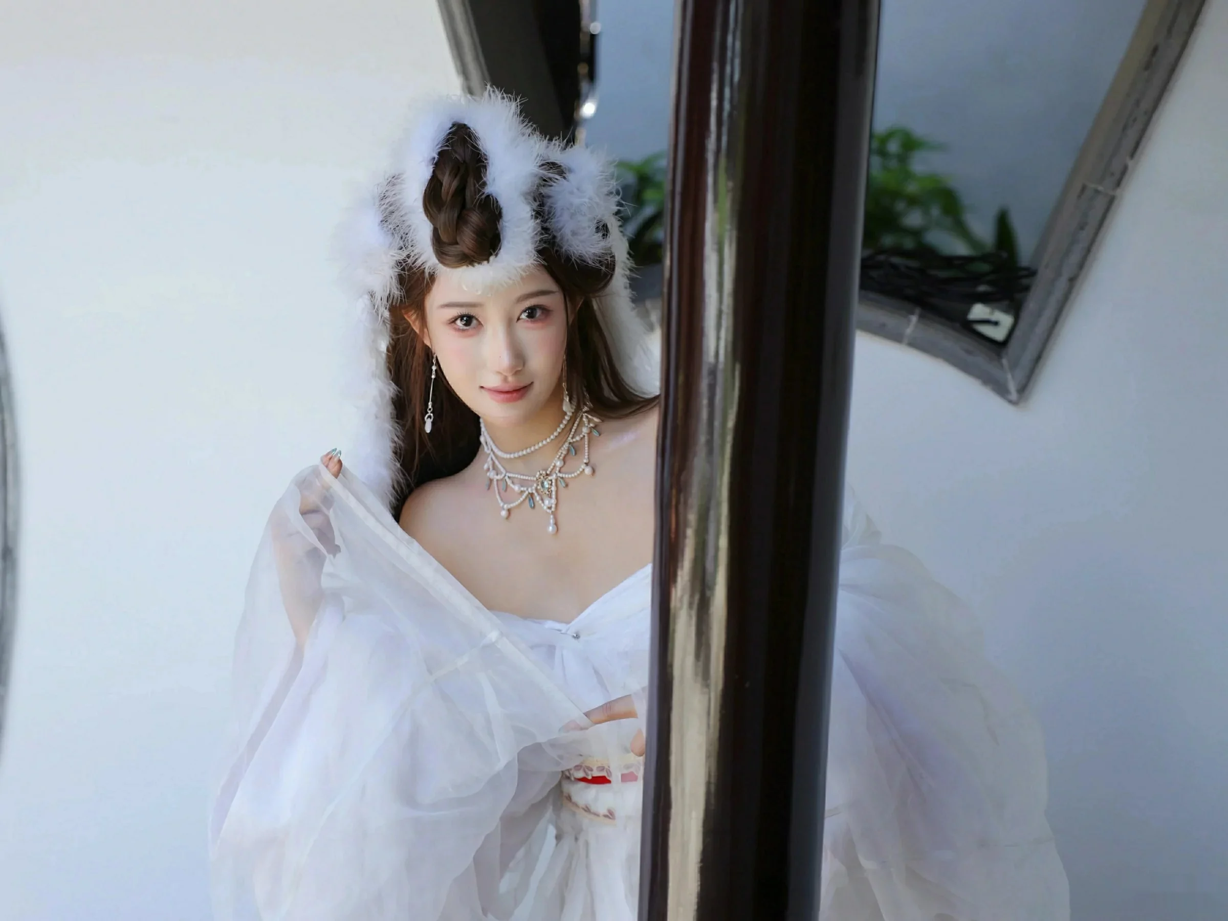 [[XiuRen秀人网]秀人网]No.10843_模特金允希Yuki性感白色锦毛鼠装扮低胸秀丰腴身材完美诱惑写真78P