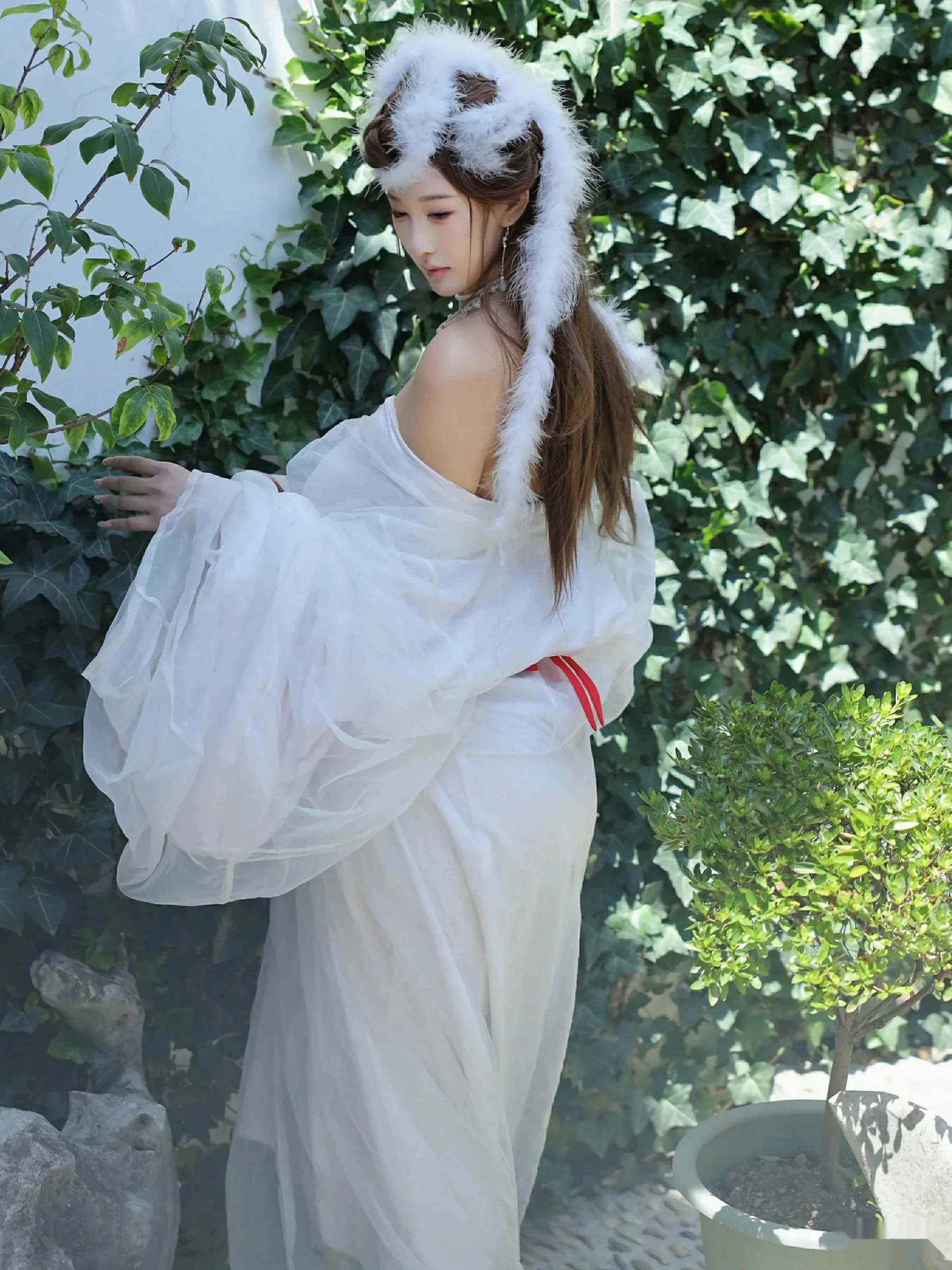 [[XiuRen秀人网]秀人网]No.10843_模特金允希Yuki性感白色锦毛鼠装扮低胸秀丰腴身材完美诱惑写真78P