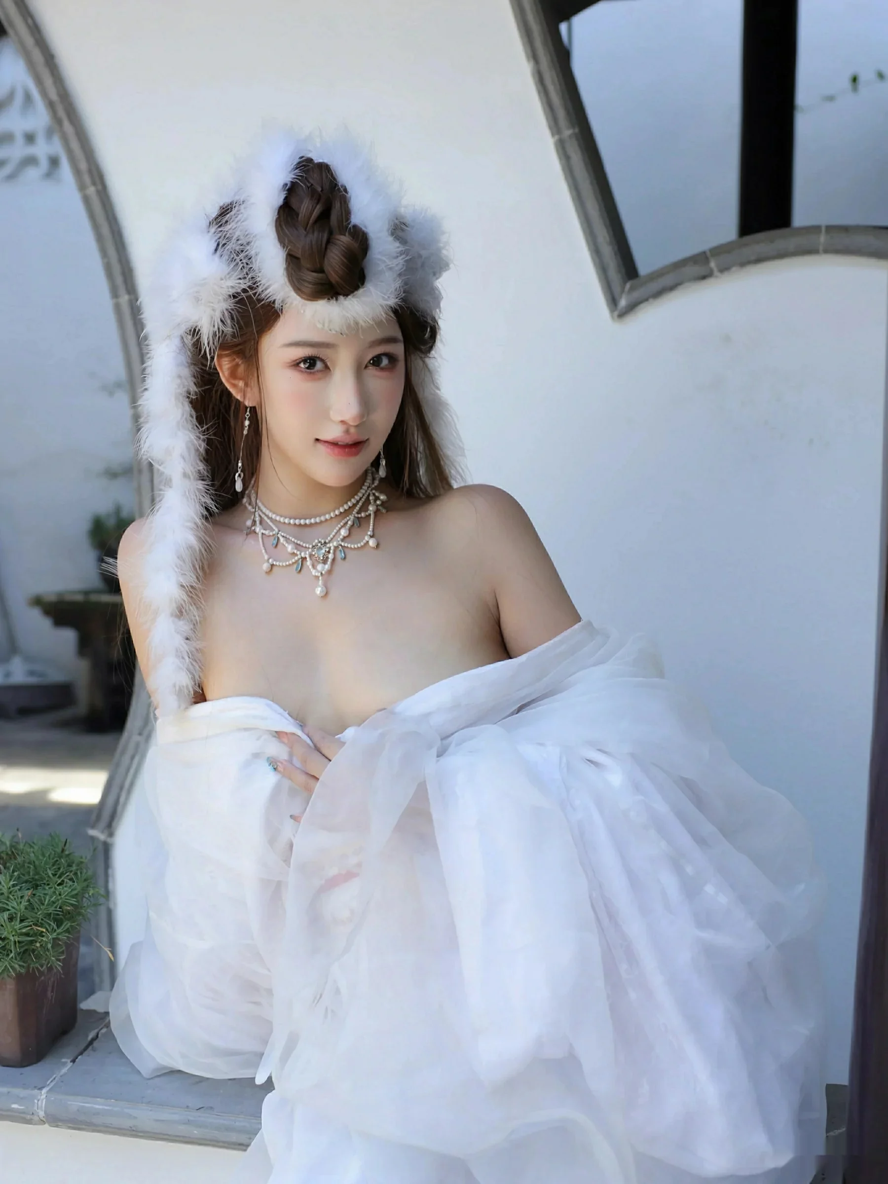 [[XiuRen秀人网]秀人网]No.10843_模特金允希Yuki性感白色锦毛鼠装扮低胸秀丰腴身材完美诱惑写真78P