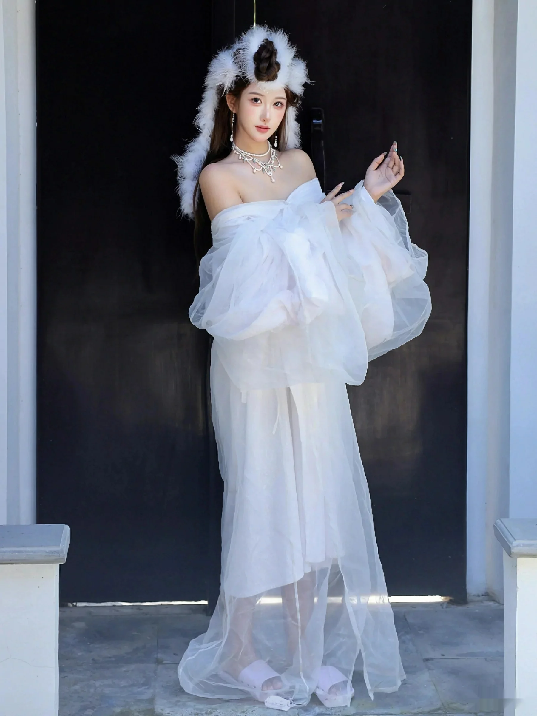 [[XiuRen秀人网]秀人网]No.10843_模特金允希Yuki性感白色锦毛鼠装扮低胸秀丰腴身材完美诱惑写真78P