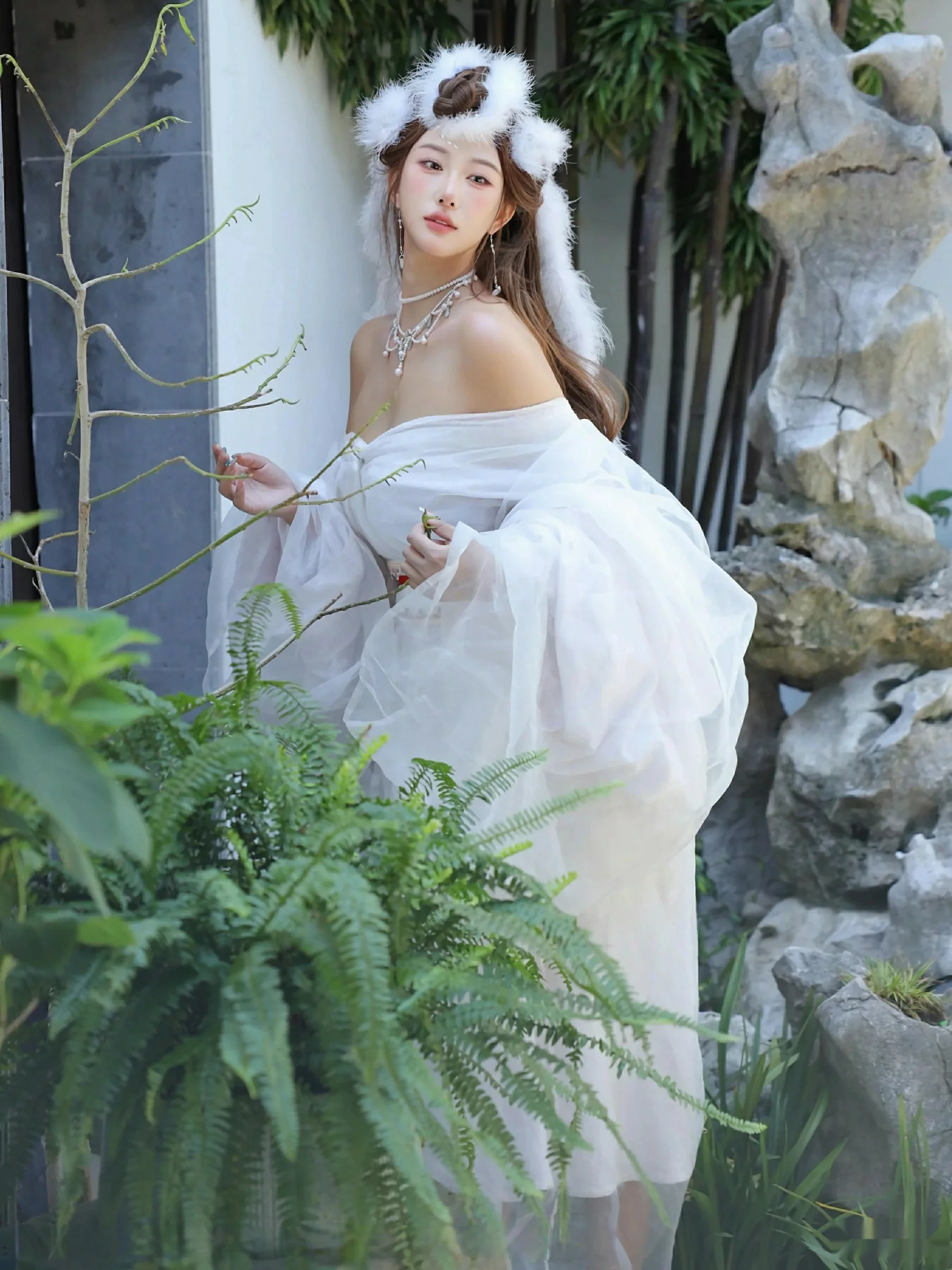 [[XiuRen秀人网]秀人网]No.10843_模特金允希Yuki性感白色锦毛鼠装扮低胸秀丰腴身材完美诱惑写真78P