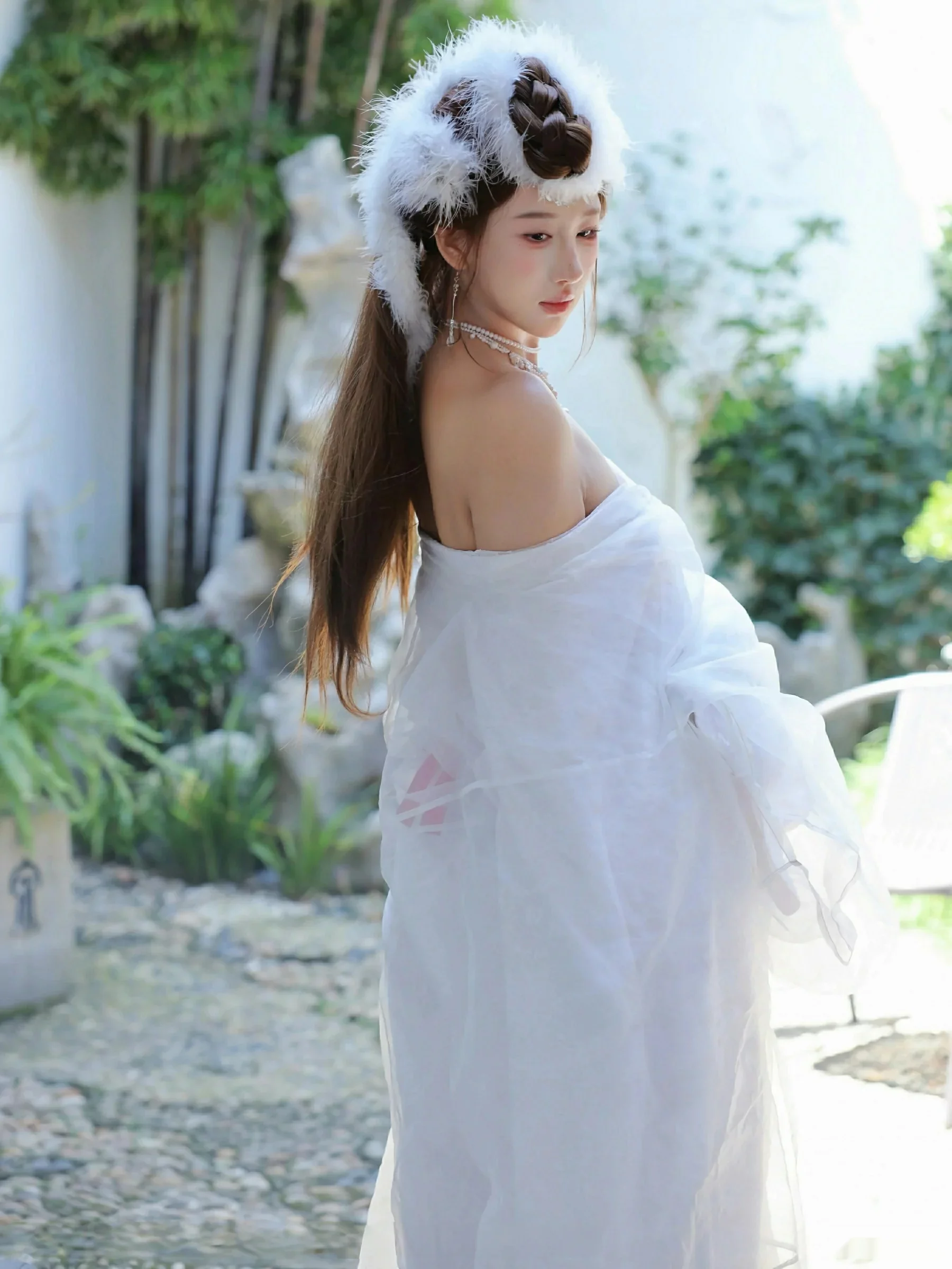 [[XiuRen秀人网]秀人网]No.10843_模特金允希Yuki性感白色锦毛鼠装扮低胸秀丰腴身材完美诱惑写真78P