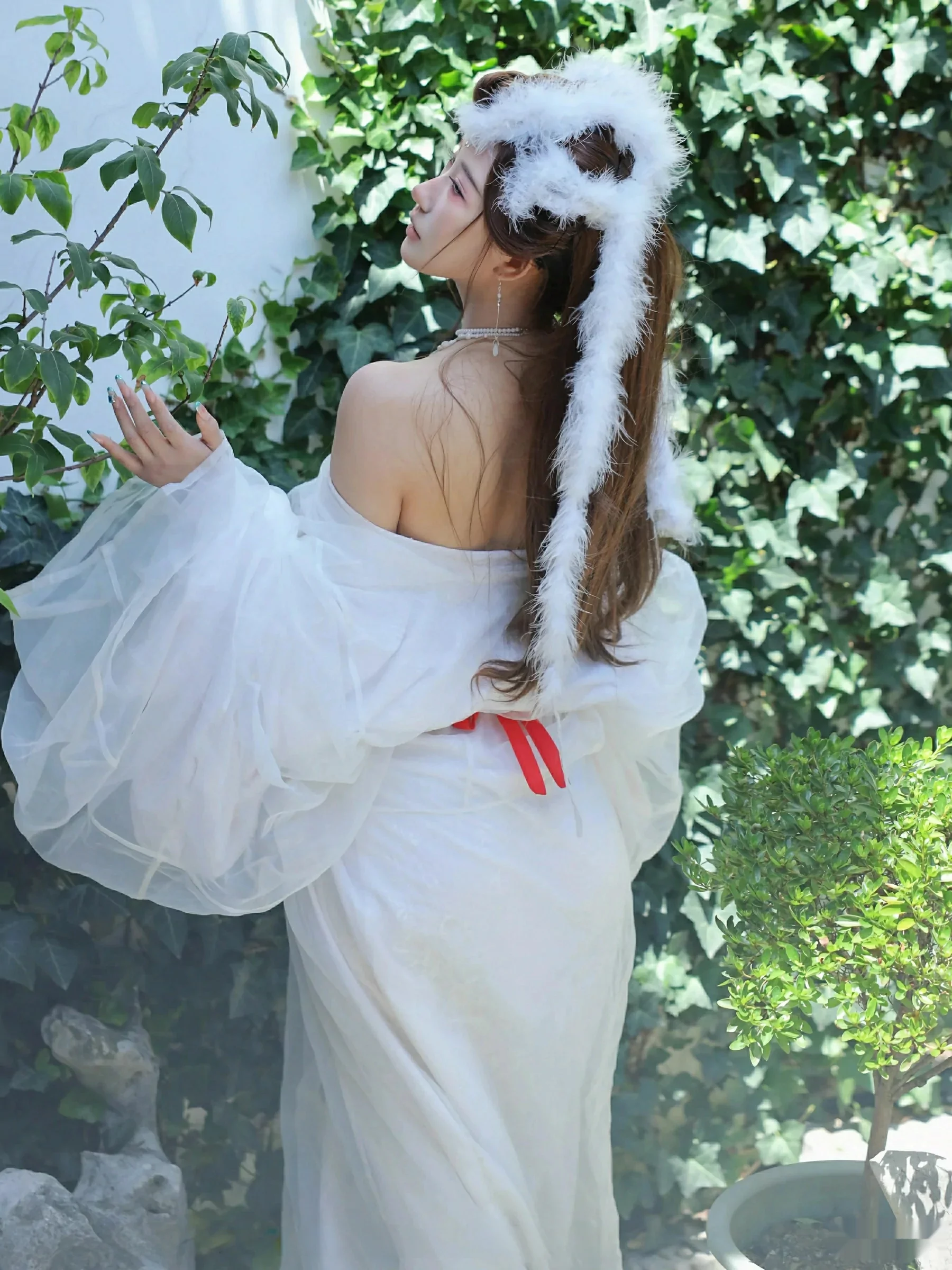 [[XiuRen秀人网]秀人网]No.10843_模特金允希Yuki性感白色锦毛鼠装扮低胸秀丰腴身材完美诱惑写真78P