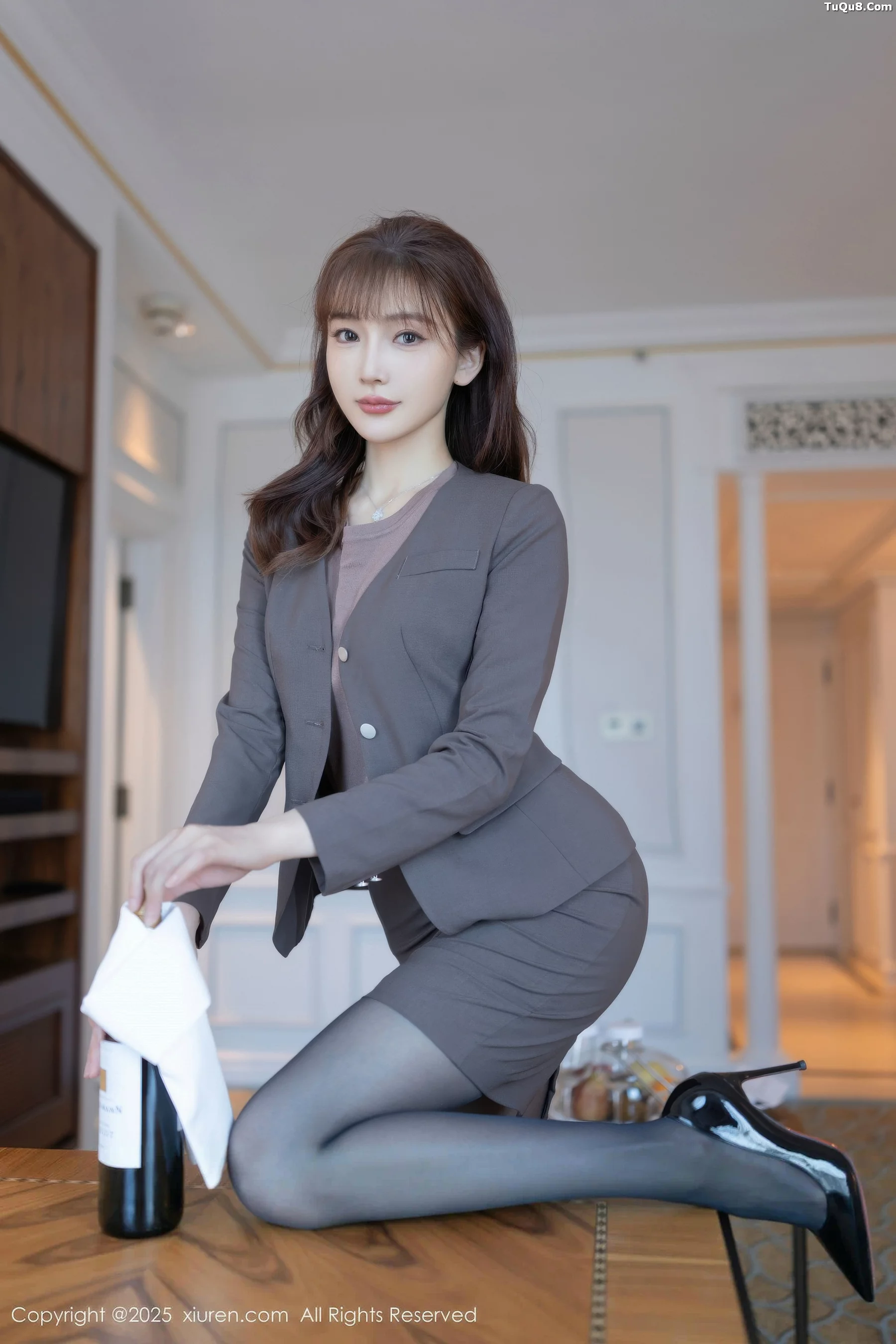 [[XiuRen秀人网]秀人网]No.10850_模特陆萱萱性感深色OL套装露紫色蕾丝内衣秀完美身材诱惑写真78P