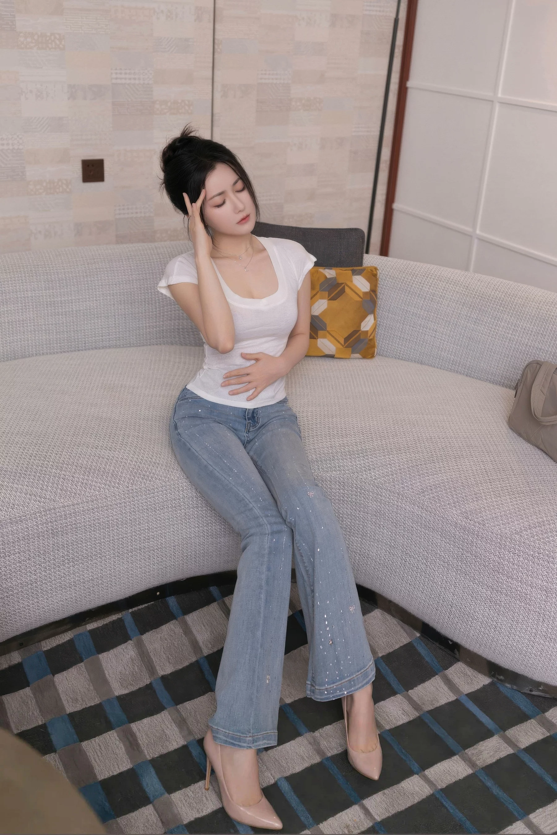 [[XiuRen秀人网]秀人网]No.10858_模特鱼子酱Fish性感暖灰蕾丝内衣配超薄肉丝秀曼妙身材诱惑写真76P