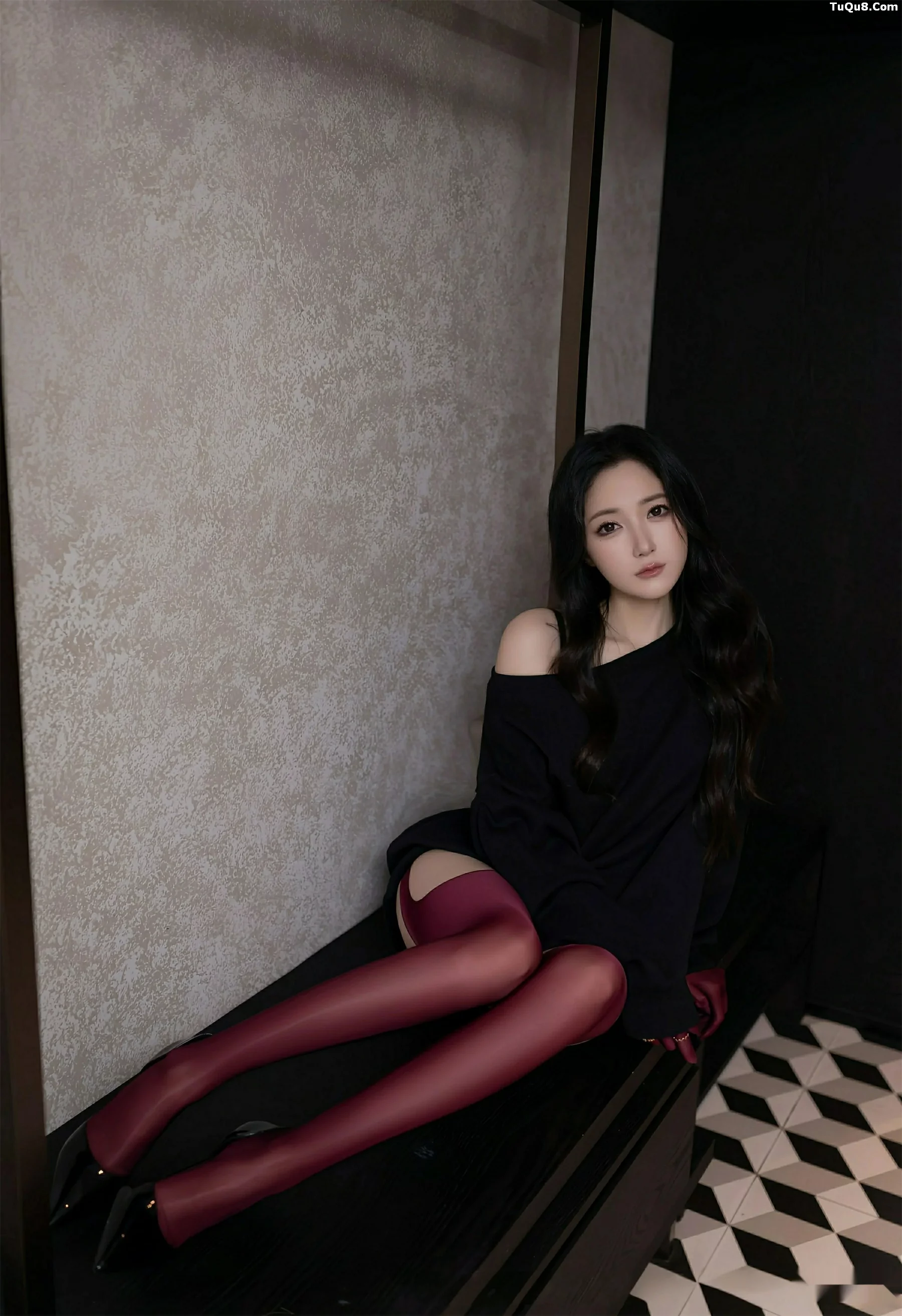 [[XiuRen秀人网]秀人网]No.10790_模特鱼子酱Fish性感黑色情趣内衣配红丝吊袜秀曼妙身材诱惑写真74P