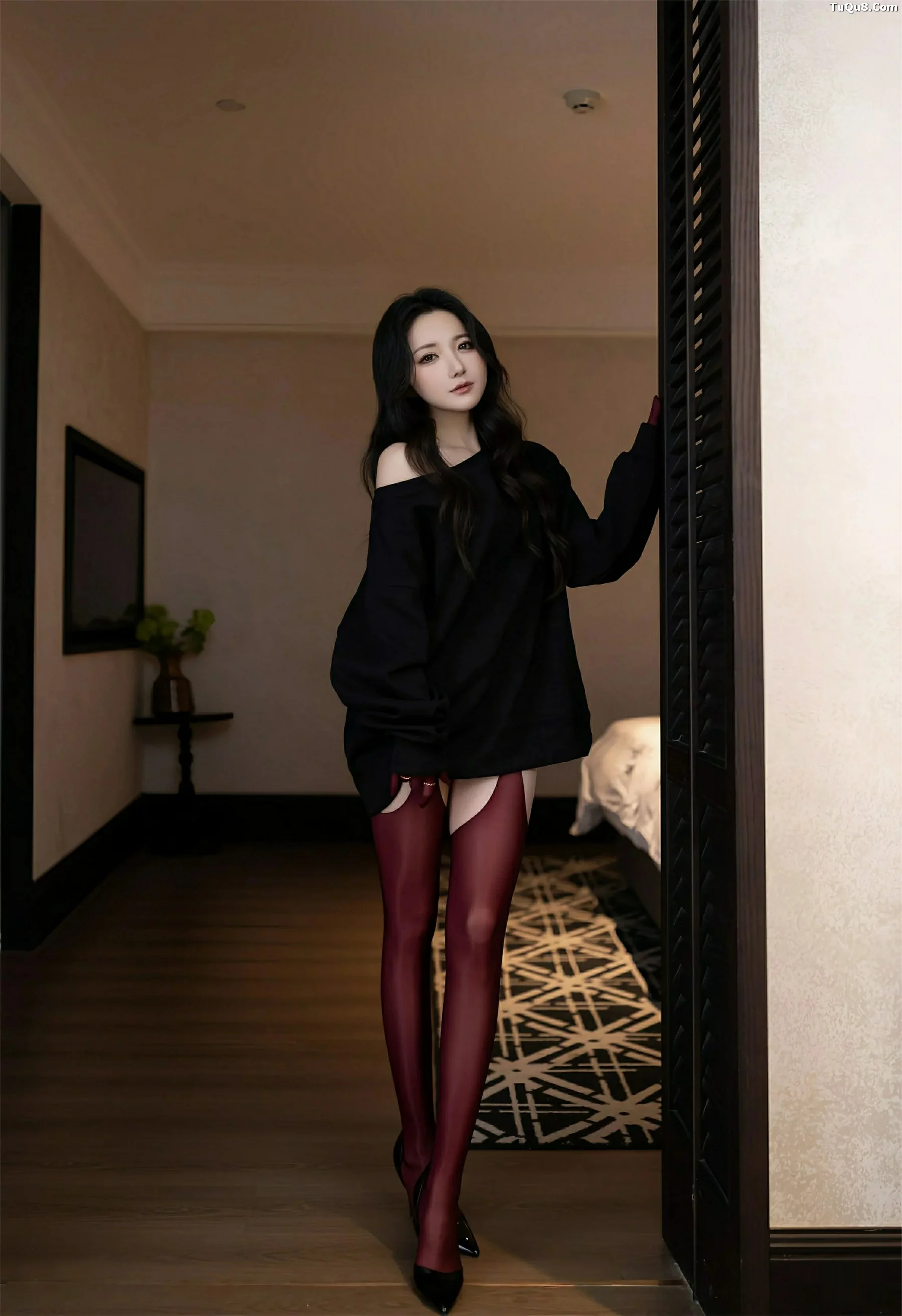 [[XiuRen秀人网]秀人网]No.10790_模特鱼子酱Fish性感黑色情趣内衣配红丝吊袜秀曼妙身材诱惑写真74P