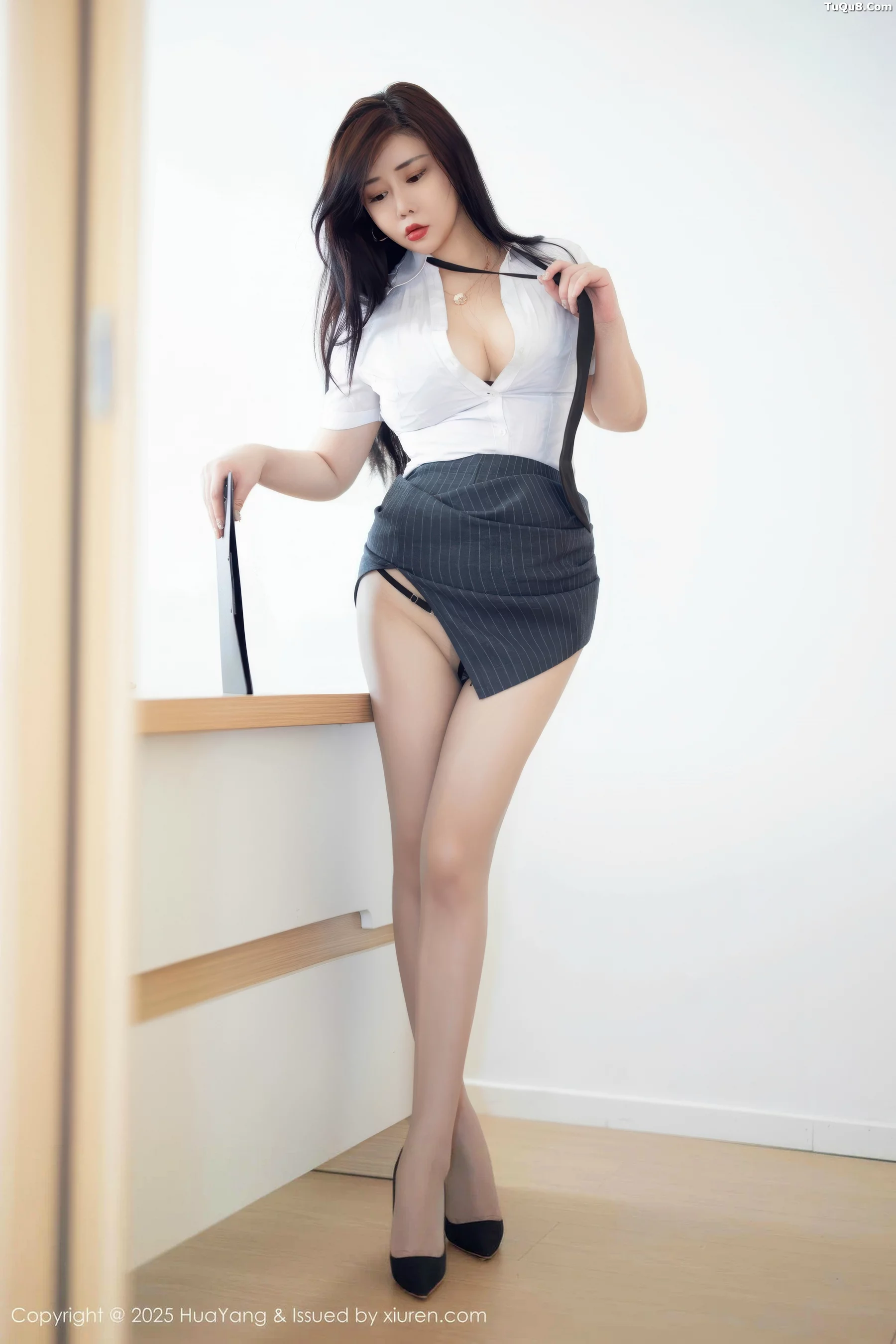 [HuaYang花漾]Vol.650_模特王婉悠Queen性感OL服饰配开档灰丝秀丰腴身材惹火诱惑写真57P