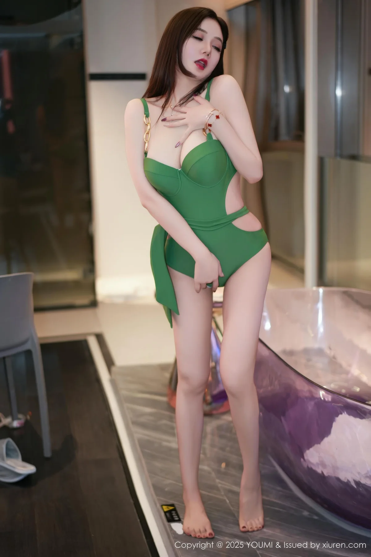 [YouMi尤蜜荟]Vol.1178_女神心妍小公主性感绿色情趣连体服饰秀丰满身材撩人诱惑写真50P