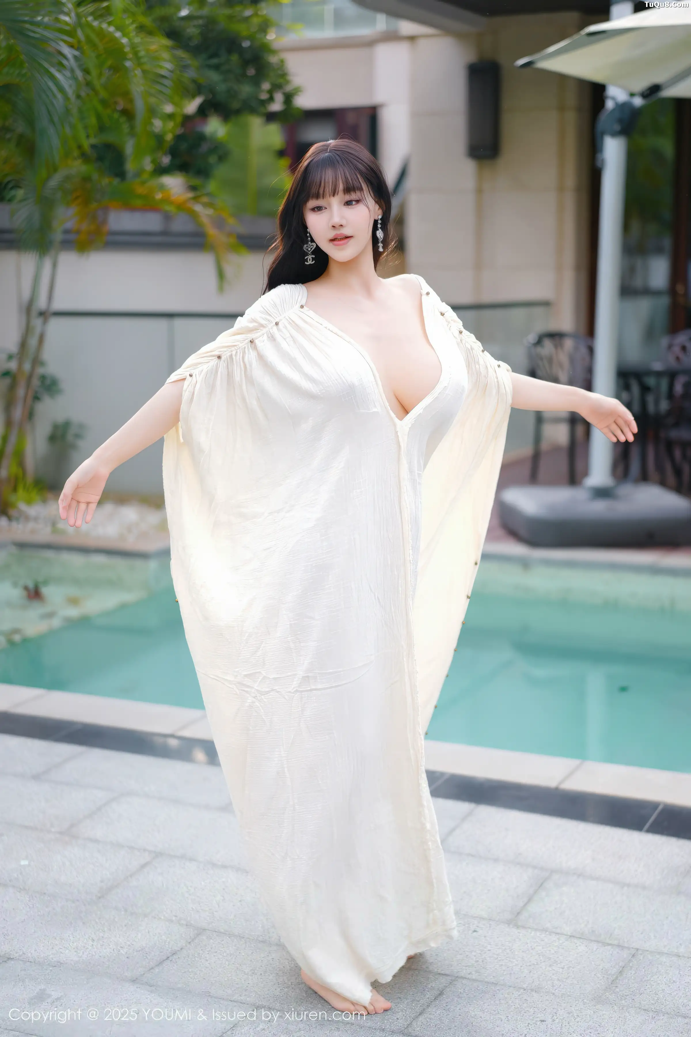 [YouMi尤蜜荟]Vol.1185_女神朱可儿Flora户外泳池性感浅色浴袍秀雪峰美臀撩人诱惑写真85P