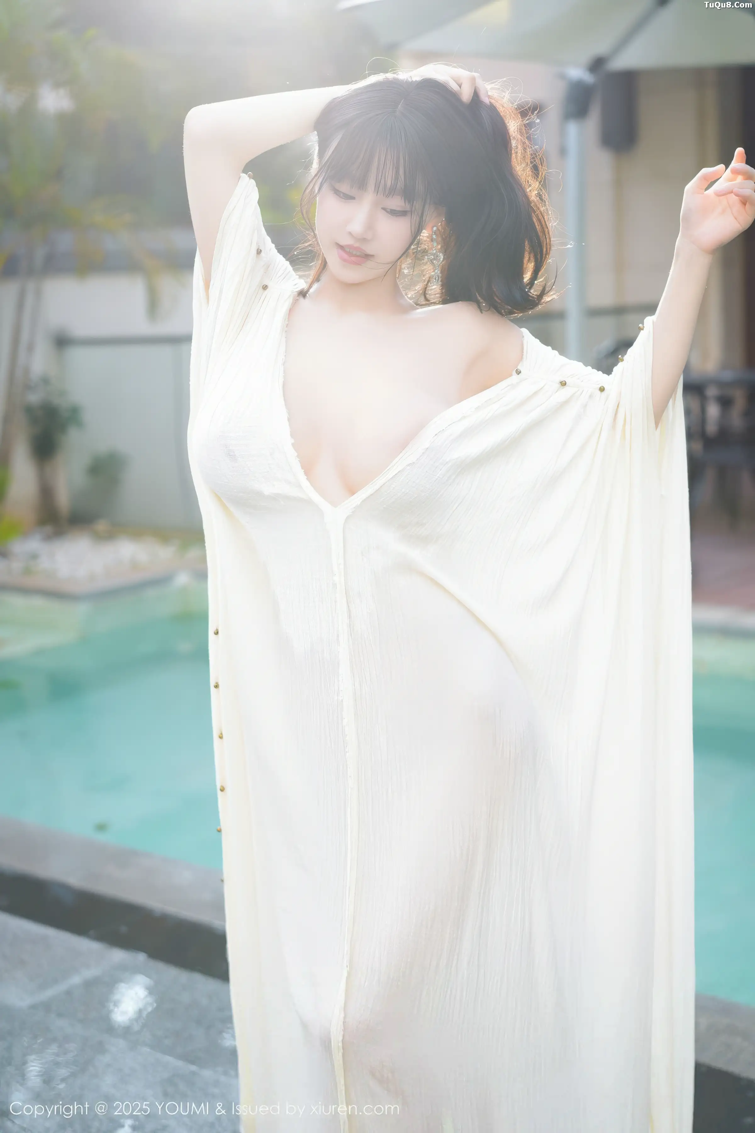 [YouMi尤蜜荟]Vol.1185_女神朱可儿Flora户外泳池性感浅色浴袍秀雪峰美臀撩人诱惑写真85P