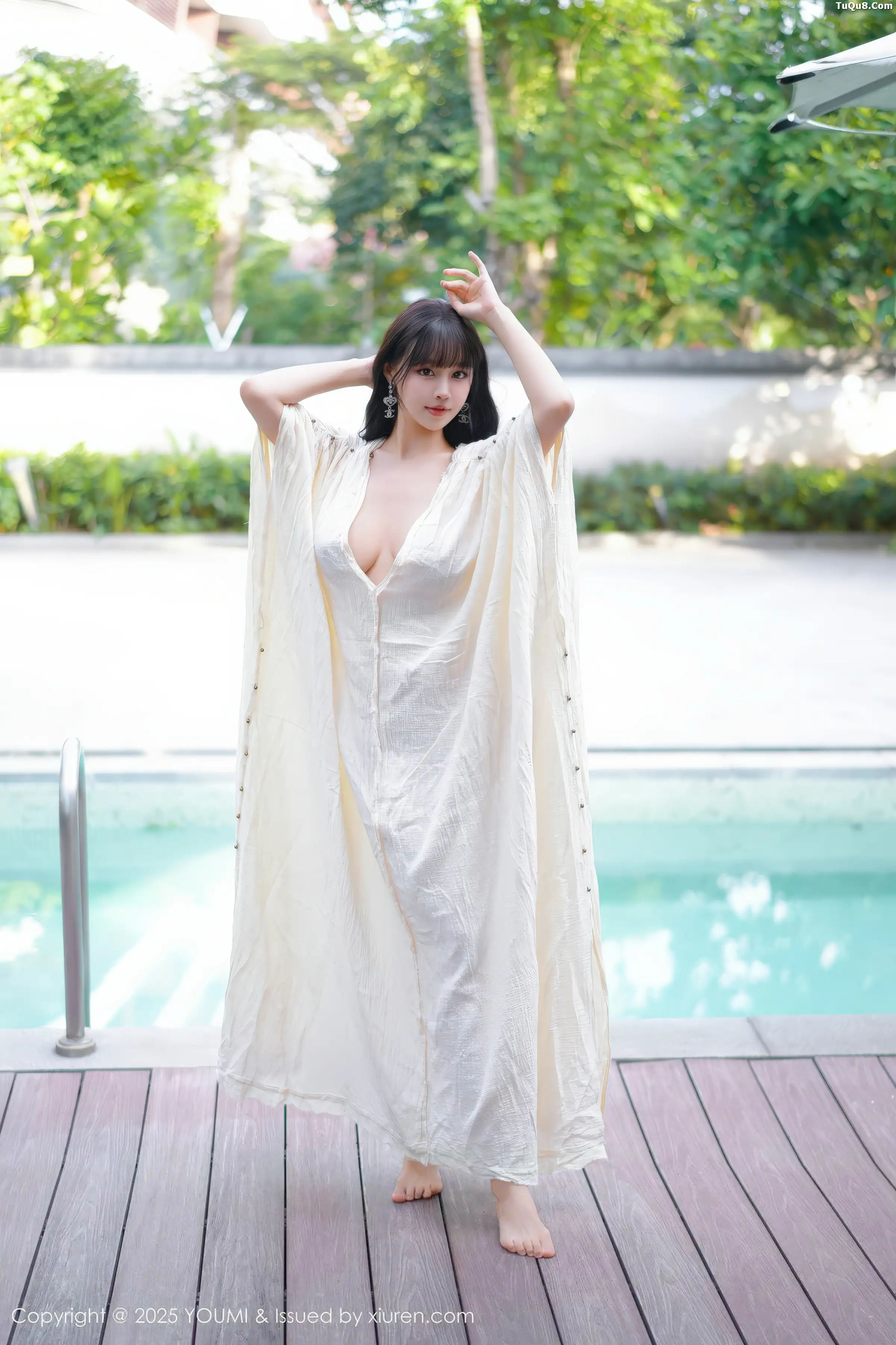 [YouMi尤蜜荟]Vol.1185_女神朱可儿Flora户外泳池性感浅色浴袍秀雪峰美臀撩人诱惑写真85P