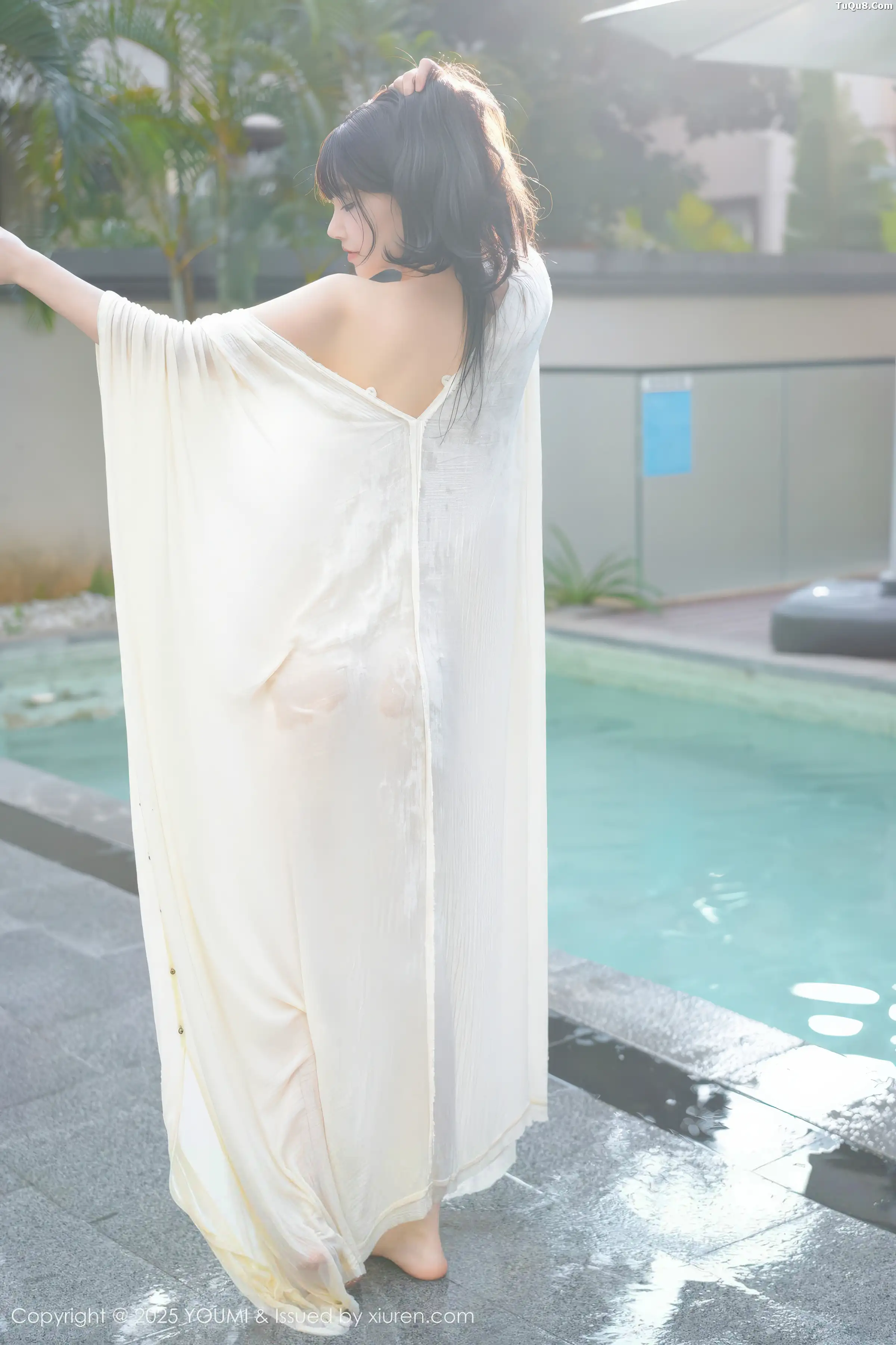 [YouMi尤蜜荟]Vol.1185_女神朱可儿Flora户外泳池性感浅色浴袍秀雪峰美臀撩人诱惑写真85P