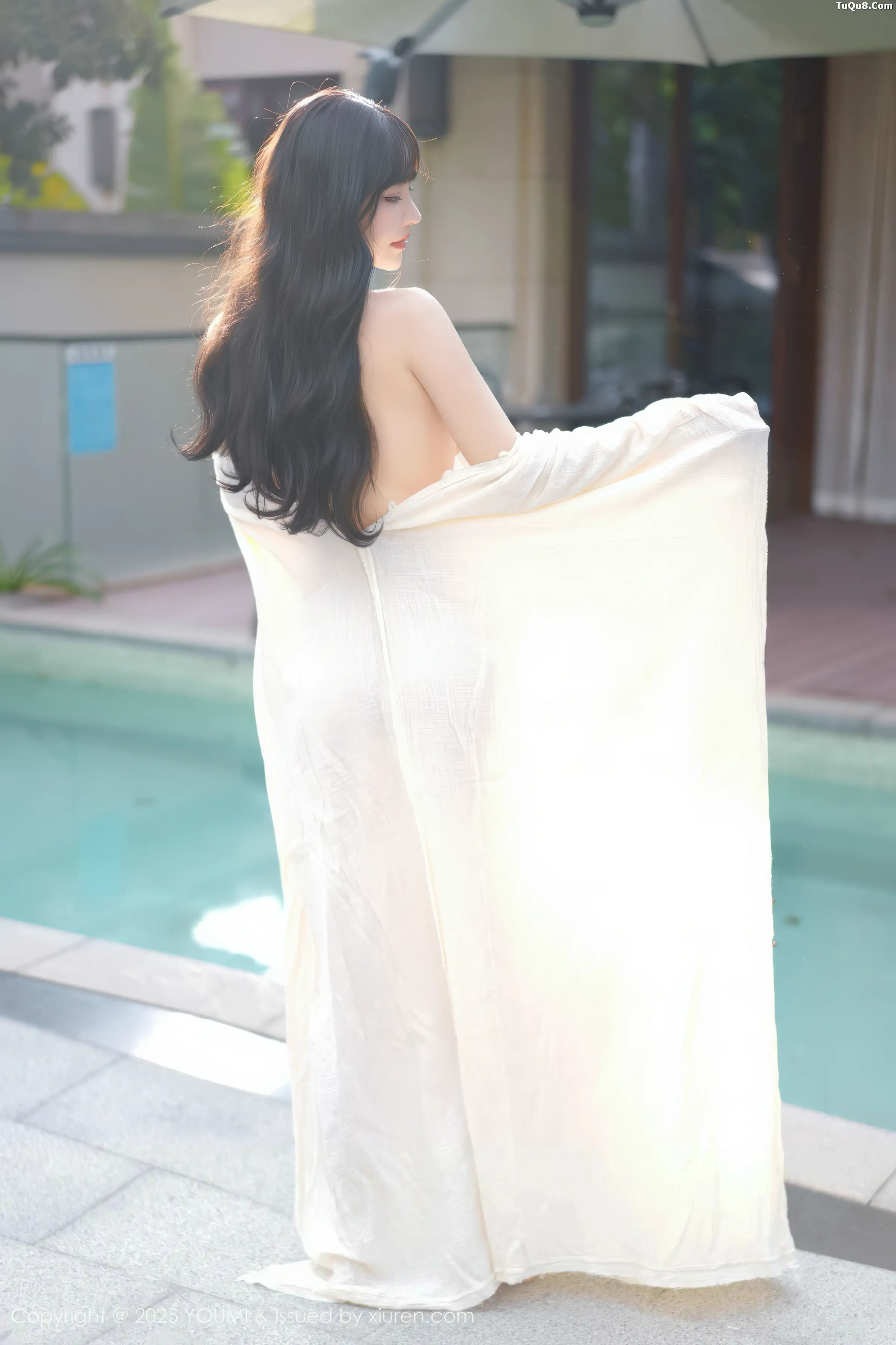 [YouMi尤蜜荟]Vol.1185_女神朱可儿Flora户外泳池性感浅色浴袍秀雪峰美臀撩人诱惑写真85P