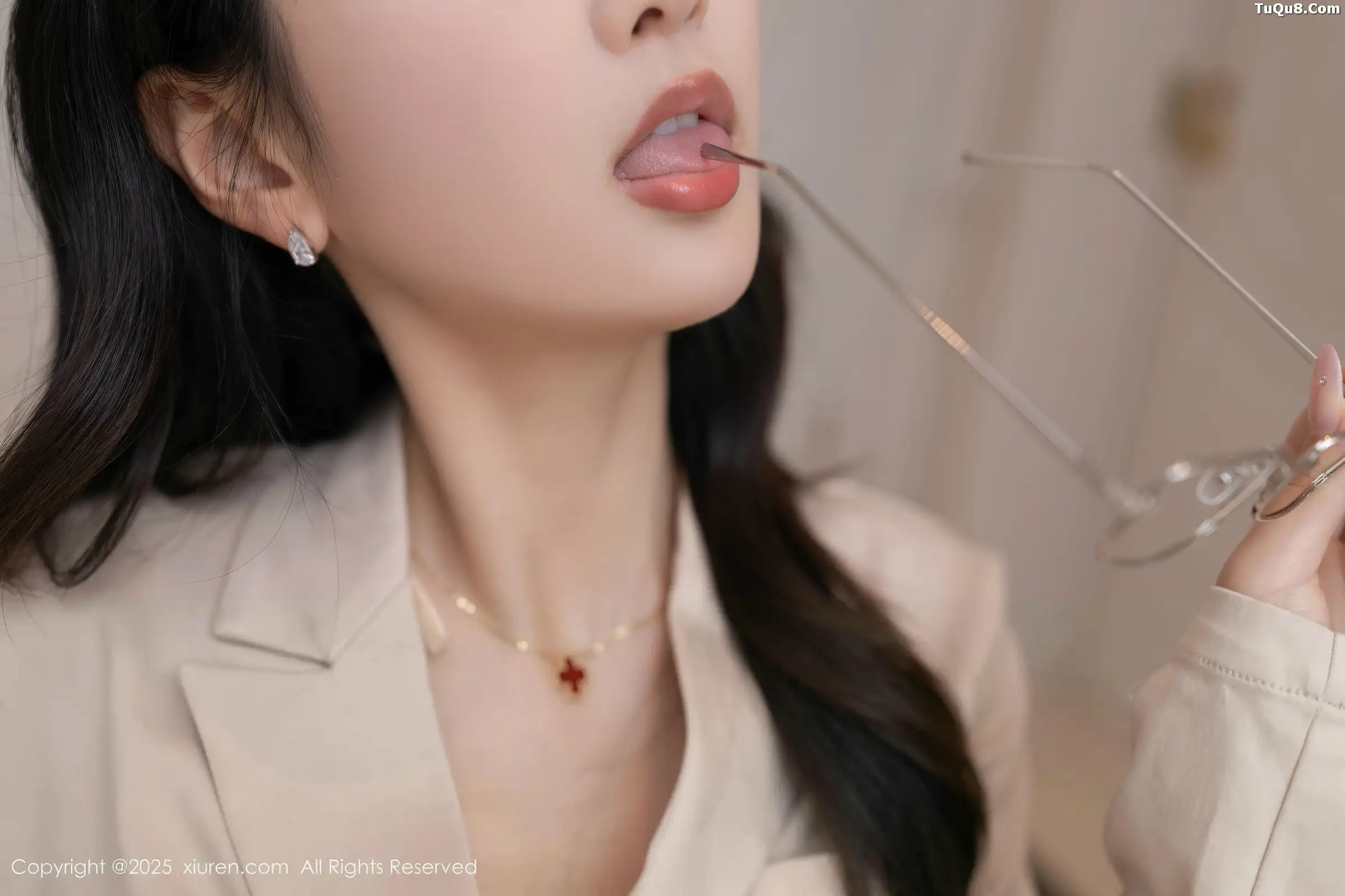 [[XiuRen秀人网]秀人网]No.11053_模特唐安琪性感OL服饰露浅色内衣配超薄肉丝秀曼妙身姿诱惑写真84P