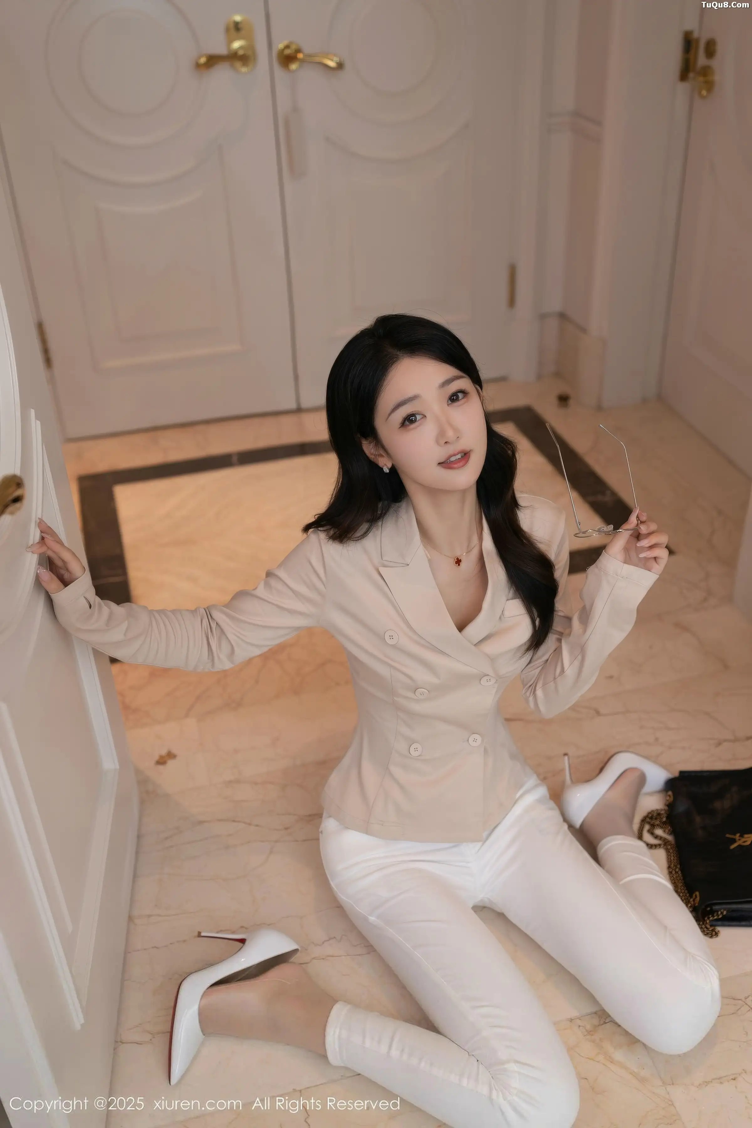 [[XiuRen秀人网]秀人网]No.11053_模特唐安琪性感OL服饰露浅色内衣配超薄肉丝秀曼妙身姿诱惑写真84P