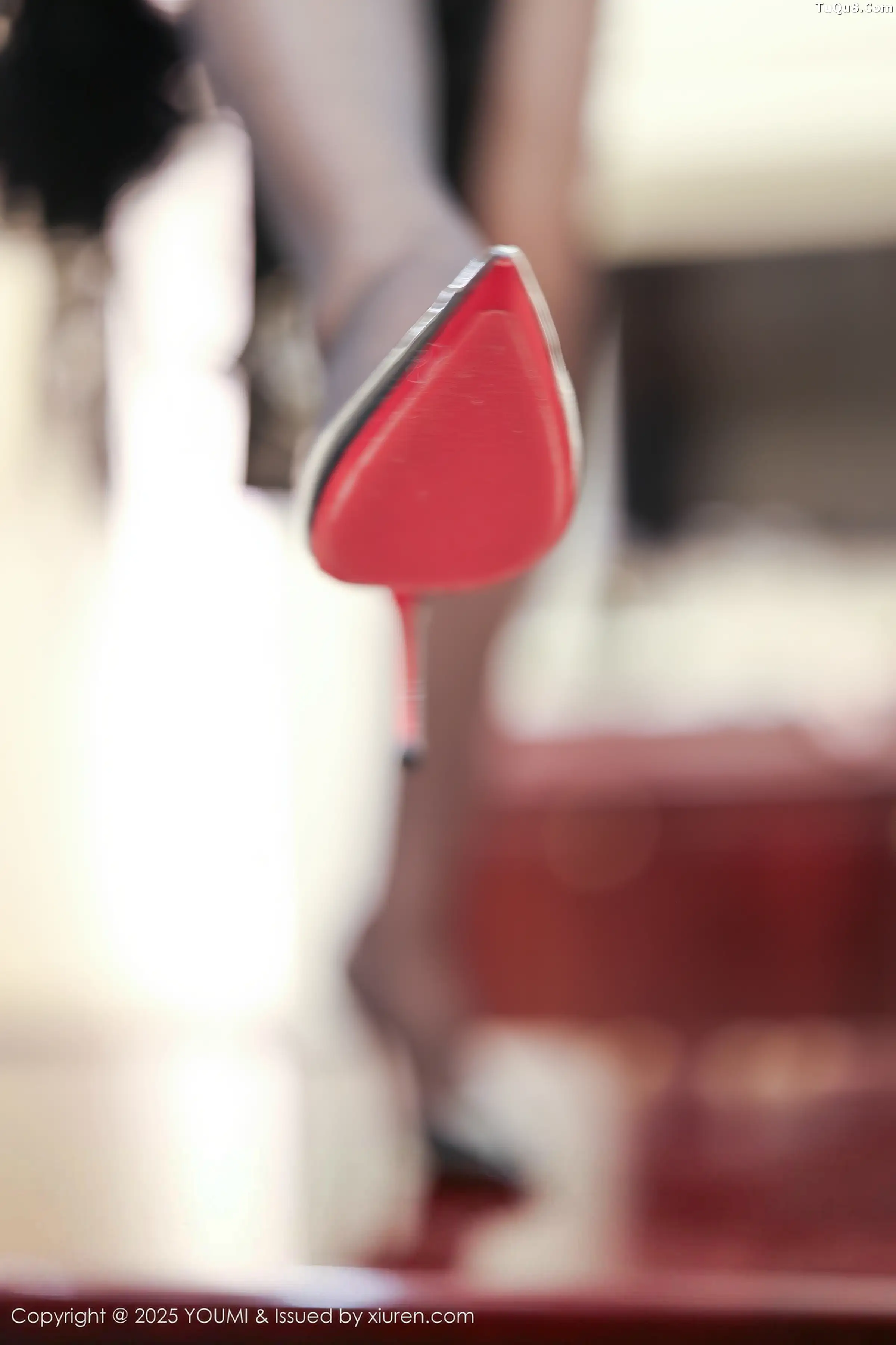 [YouMi尤蜜荟]Vol.1188_模特Twins-夭夭性感黑色情趣服饰配开档黑丝秀完美身材诱惑写真60P