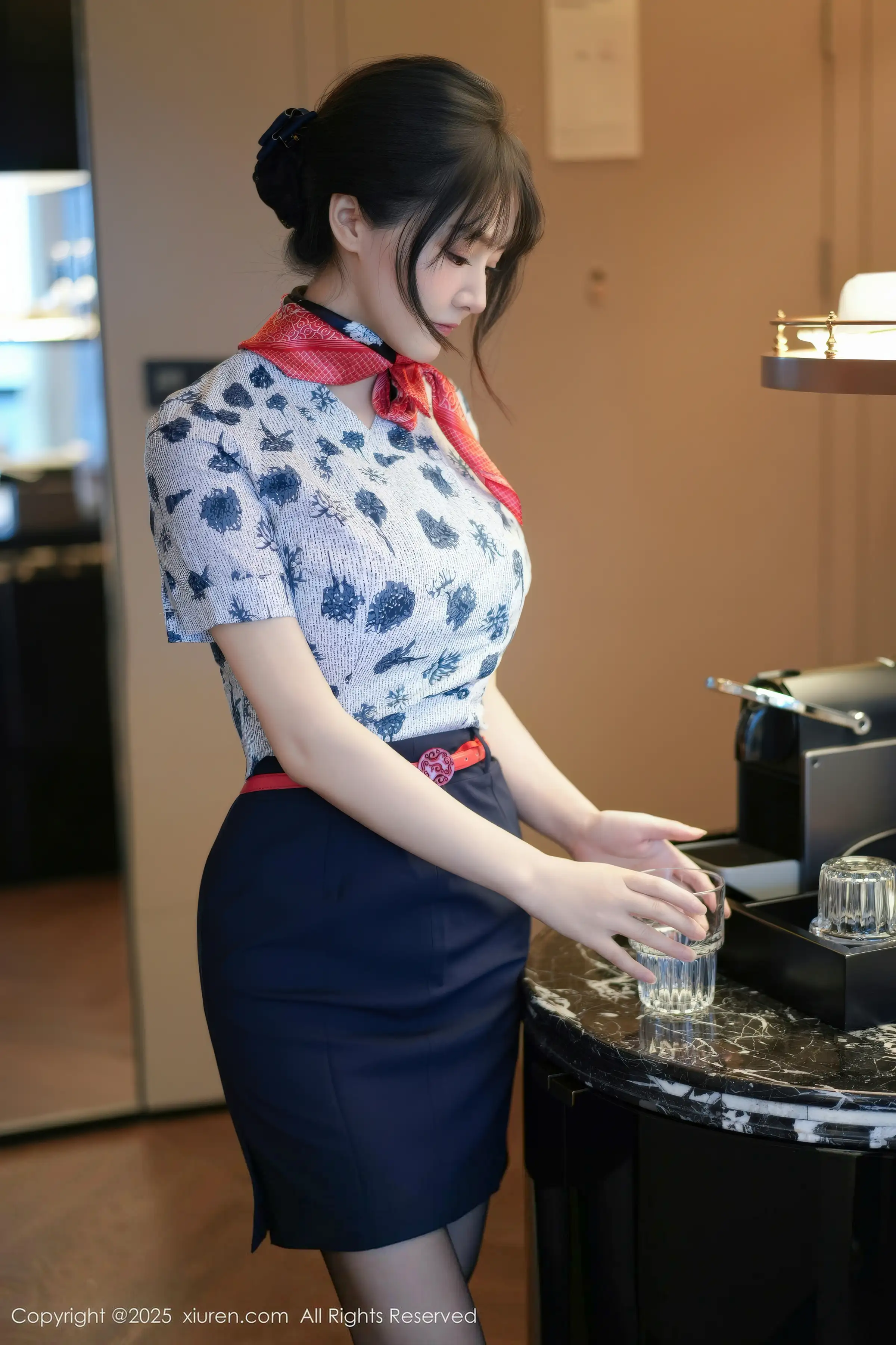 [[XiuRen秀人网]秀人网]No.11115_模特沈南汐RuRu性感空姐制服露灰色内衣秀凹凸身材诱惑写真80P